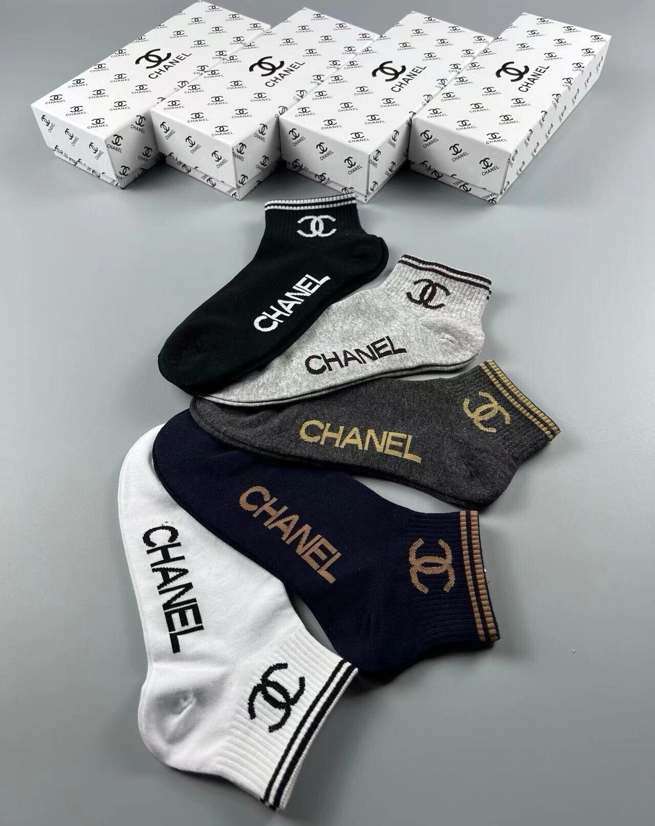 🆕CHANEL · 香奈儿❗️香奶奶家经典男款袜子❗️【一盒五双】纯棉材质，柔软舒适透气，提花经典品牌全称logo，炒鸡