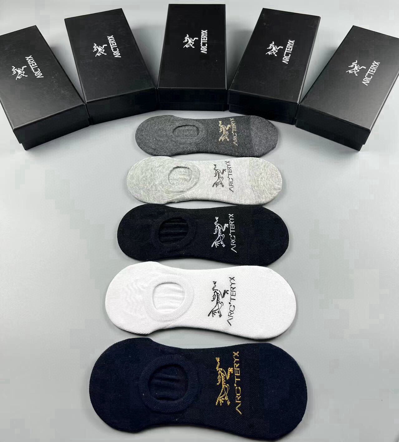 🆕Miumiu · 缪缪❗️缪缪新品女款隐形袜子❗️【一盒五双】提花经典标志，纯棉材质，超舒适超美腻❗️大牌出街，潮人必