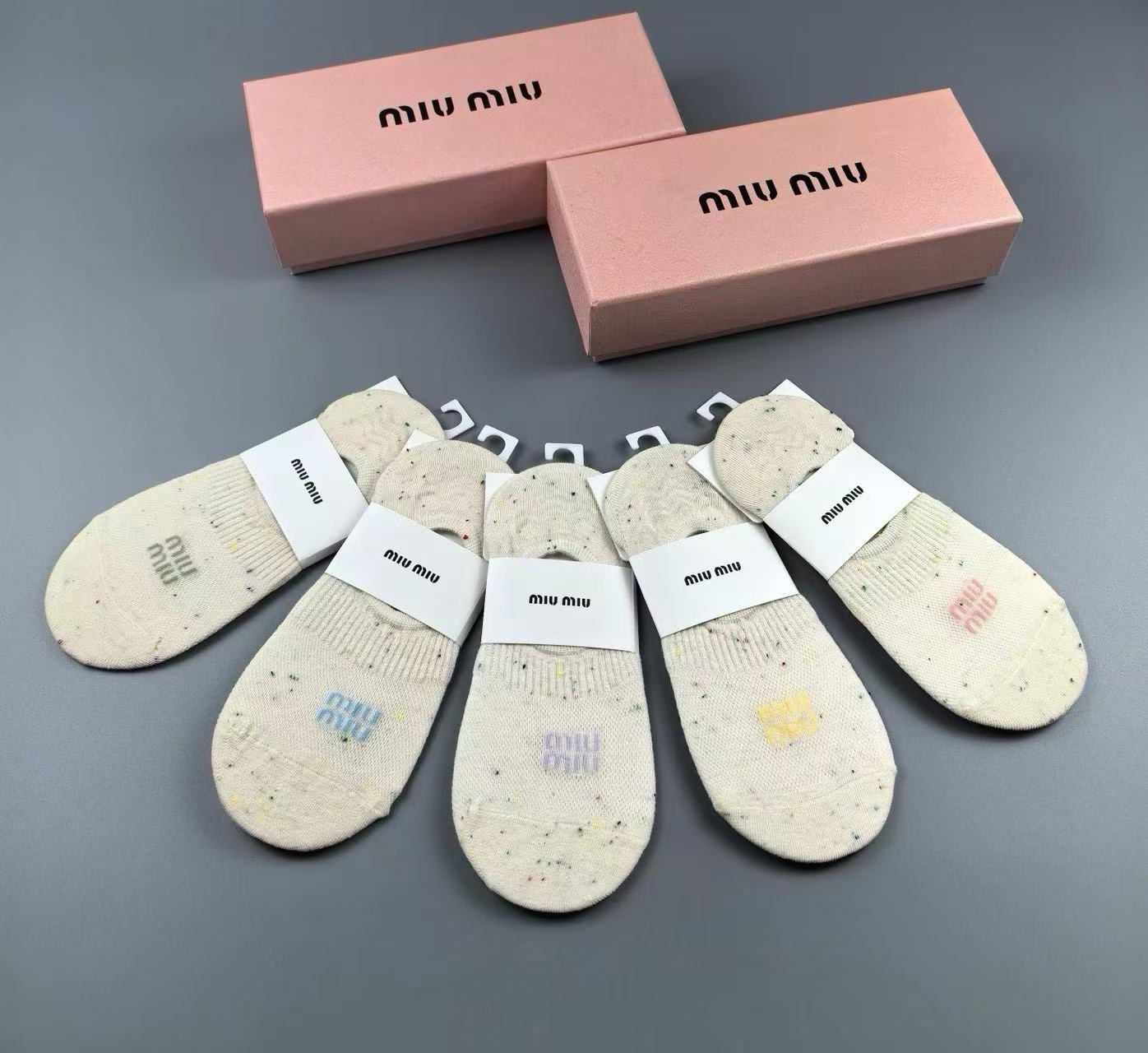 🆕Miumiu · 缪缪❗️缪缪新品女款隐形袜子❗️【一盒五双】提花经典标志，纯棉材质，超舒适超美腻❗️大牌出街，潮人必