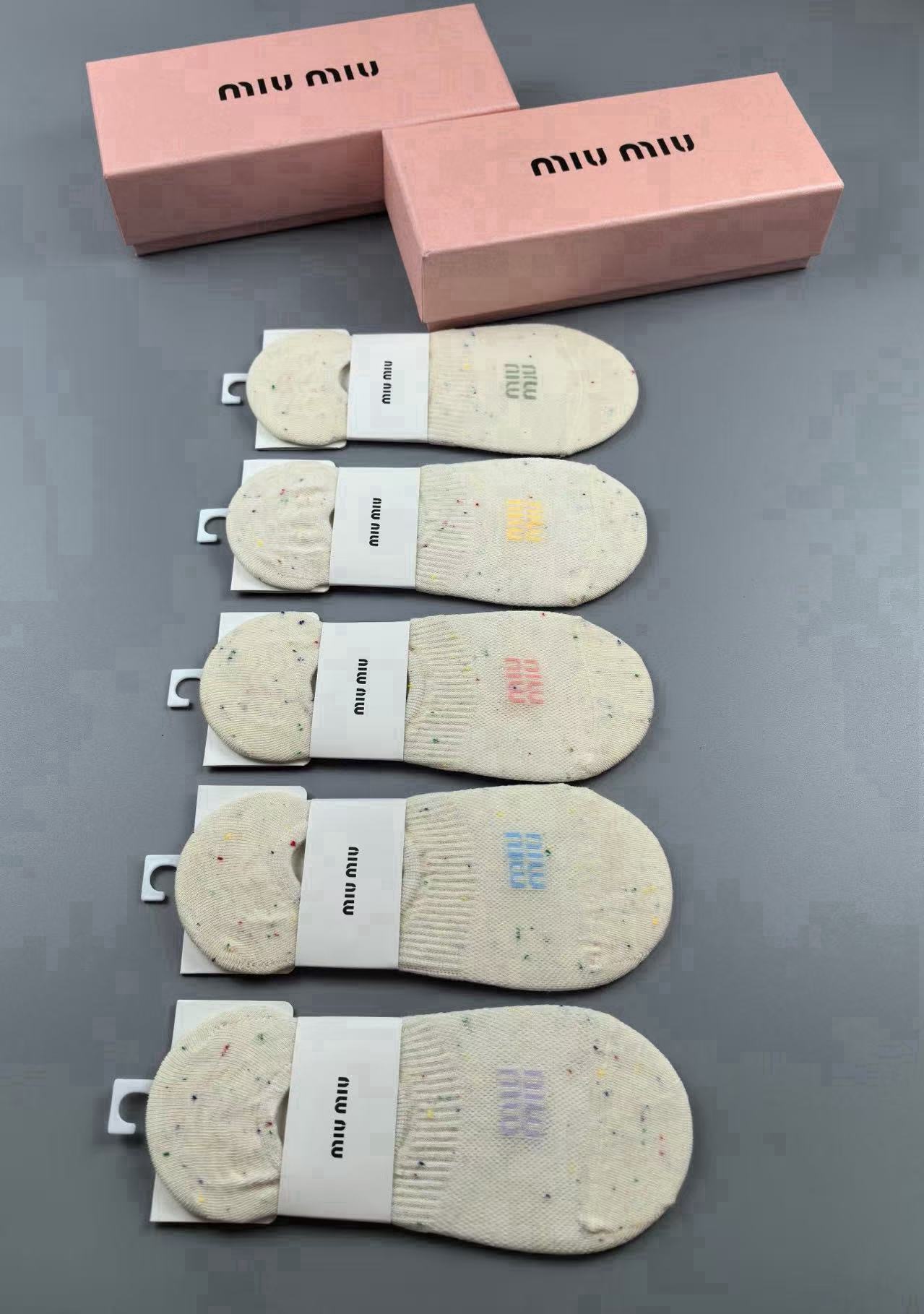 NO:941059,Miumiu · Miumiu Miumiu's new women's invisible socks [five pairs in a box] jacquard classic logo, pure cotton material, super comfortable and beautiful, big-name streetwear, fashionable people must-have super easy-to-match socks, stockings, socks, miumiu, socks19860909 Miumiu · 缪缪缪缪新品女款隐形袜子【一盒五双】提花经典标志,纯棉材质,超舒适超美腻大牌出街,潮人必备超好搭袜子,丝袜,袜子,miumiu,socks,accessory