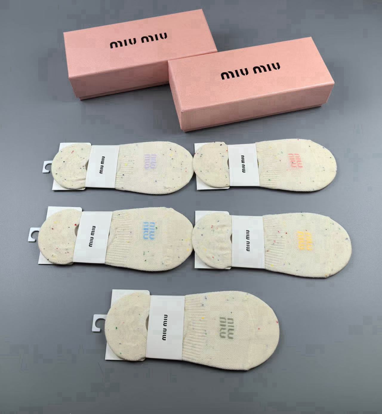 🆕Miumiu · 缪缪❗️缪缪新品女款隐形袜子❗️【一盒五双】提花经典标志，纯棉材质，超舒适超美腻❗️大牌出街，潮人必