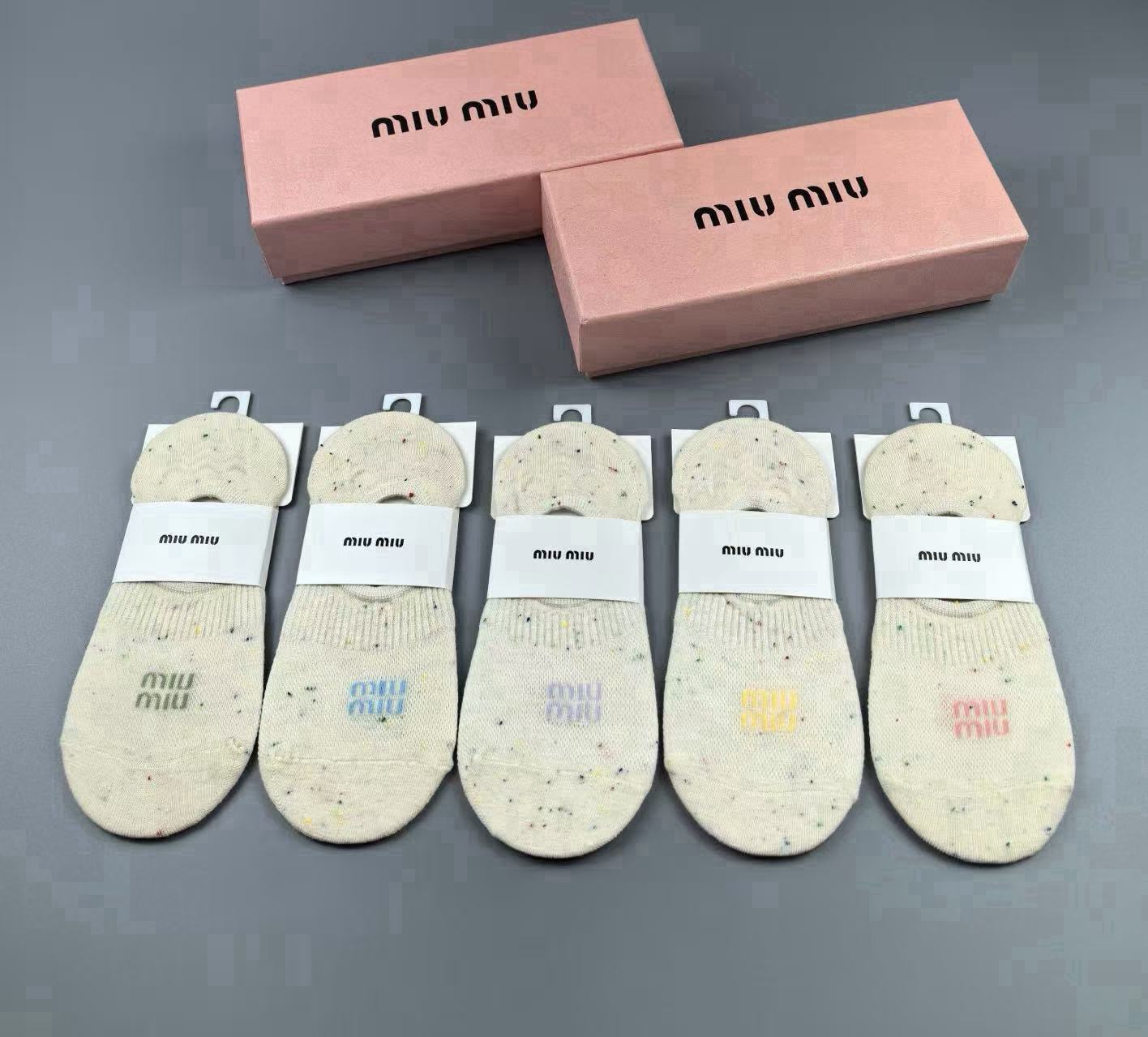 🆕Miumiu · 缪缪❗️缪缪新品女款隐形袜子❗️【一盒五双】提花经典标志，纯棉材质，超舒适超美腻❗️大牌出街，潮人必