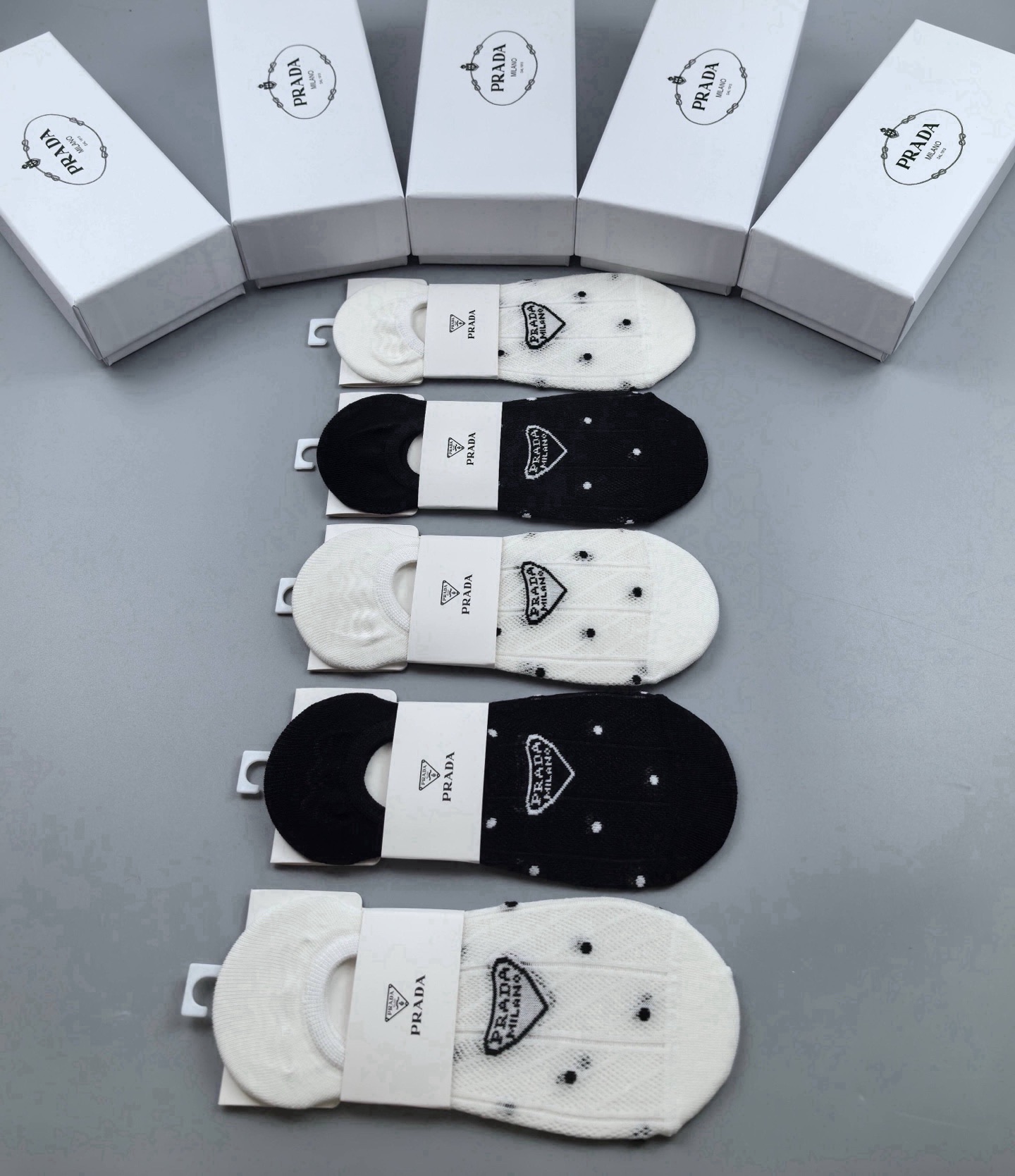 NO:941066,Prada · Prada's new women's invisible socks [five pairs in a box] jacquard classic logo, pure cotton material, super comfortable and beautiful, big brand out on the street, fashionable people must-have super easy-to-match socks, stockings, socks, prada, prada, socks19860909 Prada · 普拉达新品女款隐形袜子【一盒五双】提花经典标志,纯棉材质,超舒适超美腻大牌出街,潮人必备超好搭袜子,丝袜,袜子,prada,prada,socks,accessory