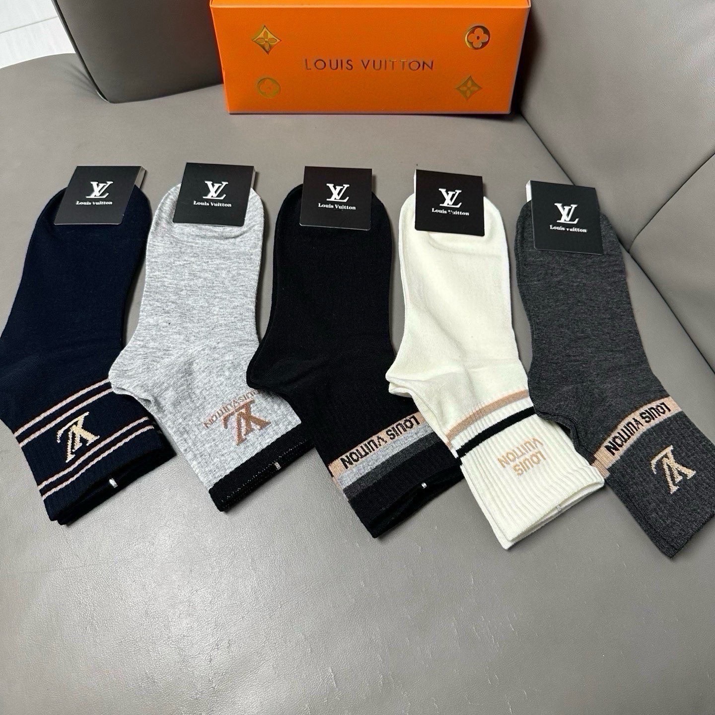 NO:941069,Louis Vuitton · Louis Vuitton new men's socks [five pairs in a box] classic logo of Lvjia, made of pure cotton material, breathable and comfortable, super nice and popular small items, big names on the street, fashionable people must have super easy to match socks, stockings, socks, louis vuitton, louis vuitton, louis vuitton, louis vuitton, socks19860909 Louis Vuitton · 路易威登驴家新品男款袜子【一盒五双】驴家经典logo,纯棉材质制造,透气舒适,超级nice超火爆小单品,大牌出街,潮人必备超好搭袜子,丝袜,袜子,louis vuitton,louis vuitton,louis vuitton,louis vuitton,socks,accessory