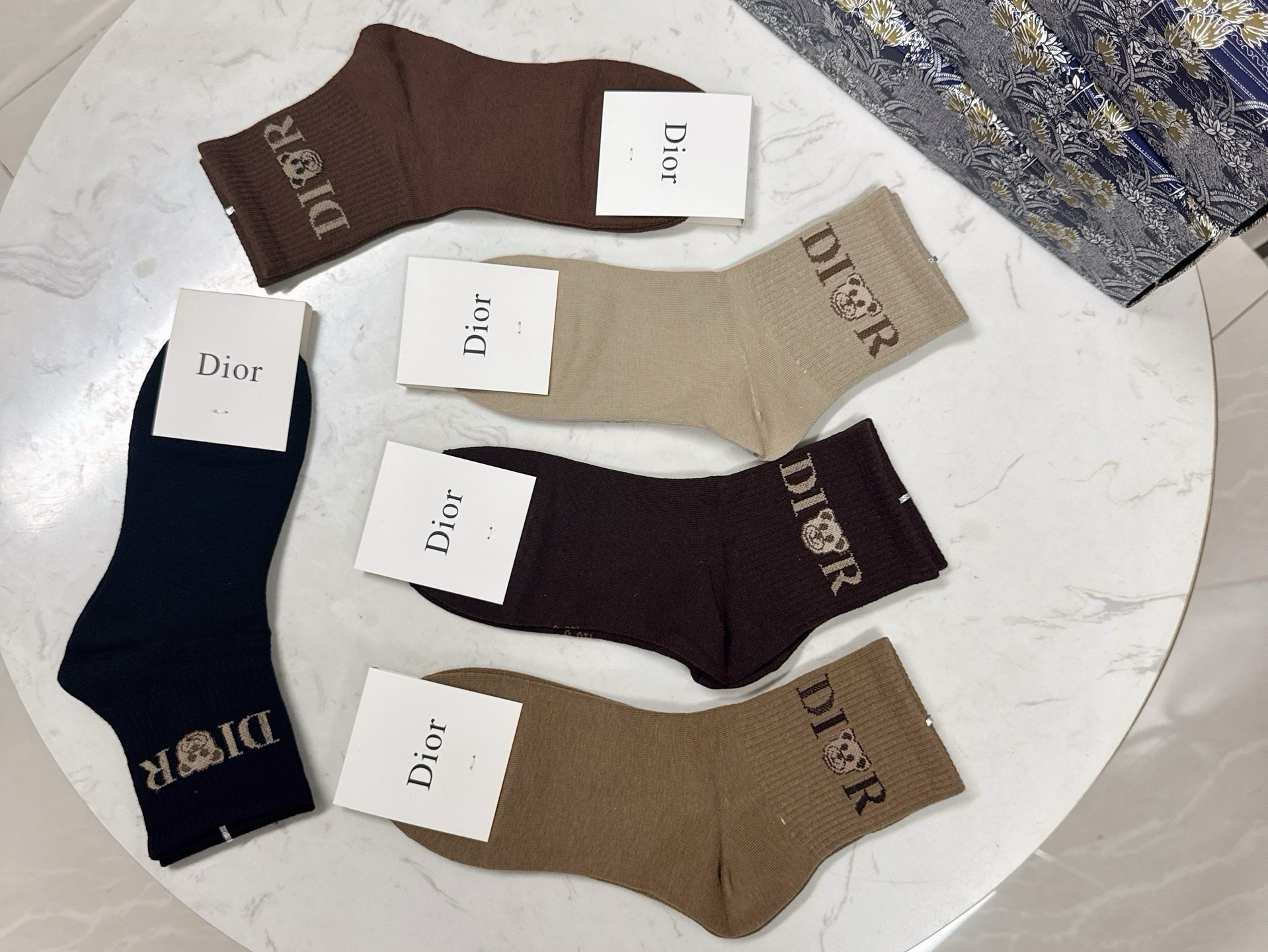 🆕Dior · 迪奥❗️D家新品中筒袜子❗️【一盒五双】纯棉材质，上脚柔软舒适，经典的D家字母logo，炒鸡nice❗️