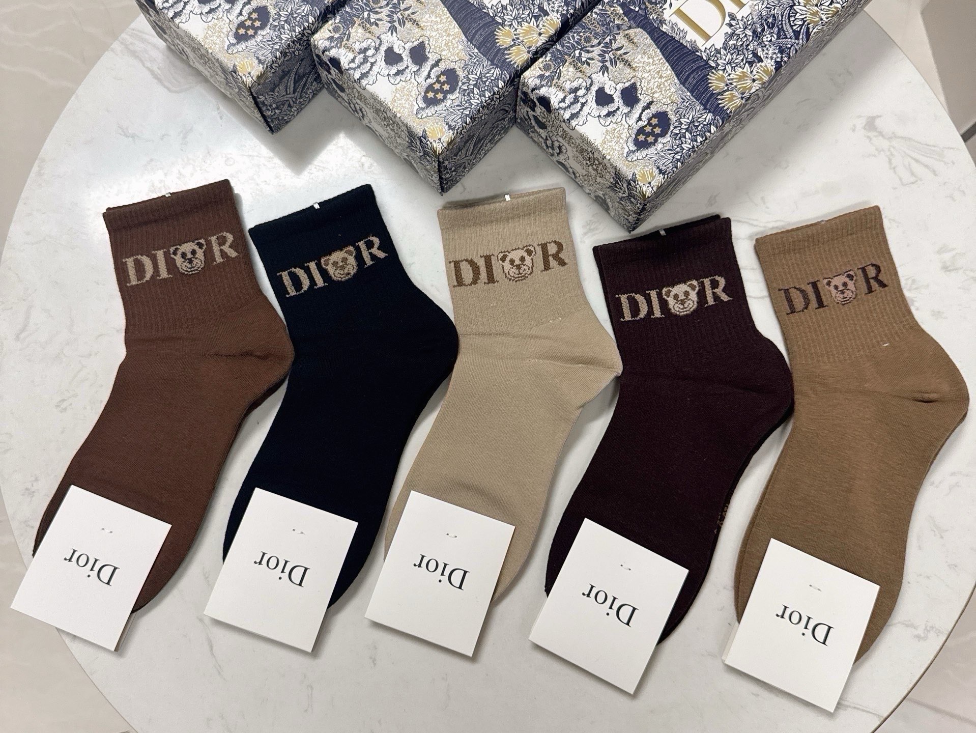 NO:941072,Dior · Dior D's new mid-calf socks [five pairs in a box] made of pure cotton, soft and comfortable on the feet, classic D's letter logo, fried chicken and nice big brands are out on the street, fashionable people must have super easy-to-match socks, stockings, socks, dior, dior, dior, socks19860909 Dior · 迪奥D家新品中筒袜子【一盒五双】纯棉材质,上脚柔软舒适,经典的D家字母logo,炒鸡nice大牌出街,潮人必备超好搭袜子,丝袜,袜子,dior,dior,dior,socks,accessory