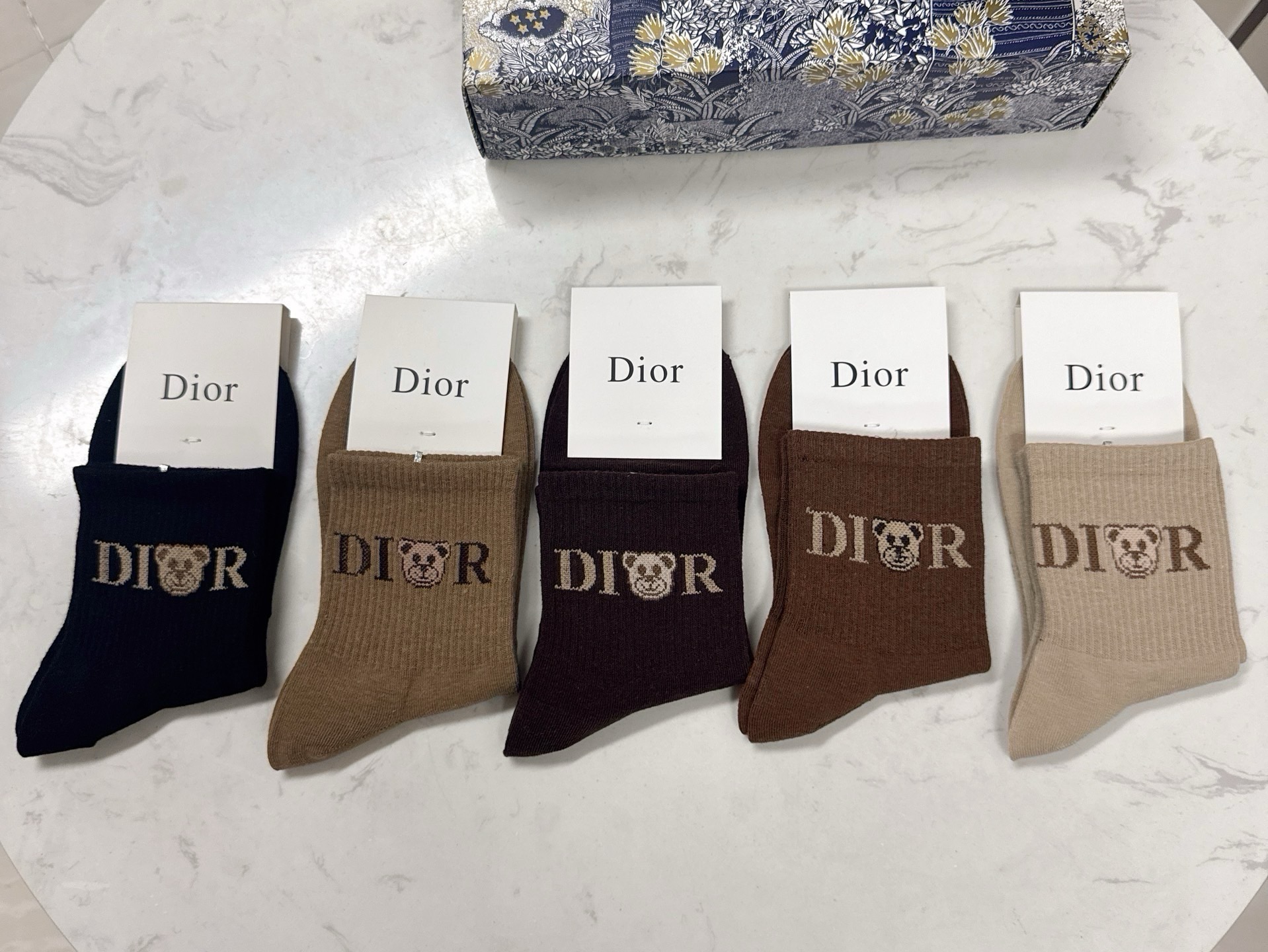 🆕Dior · 迪奥❗️D家新品中筒袜子❗️【一盒五双】纯棉材质，上脚柔软舒适，经典的D家字母logo，炒鸡nice❗️