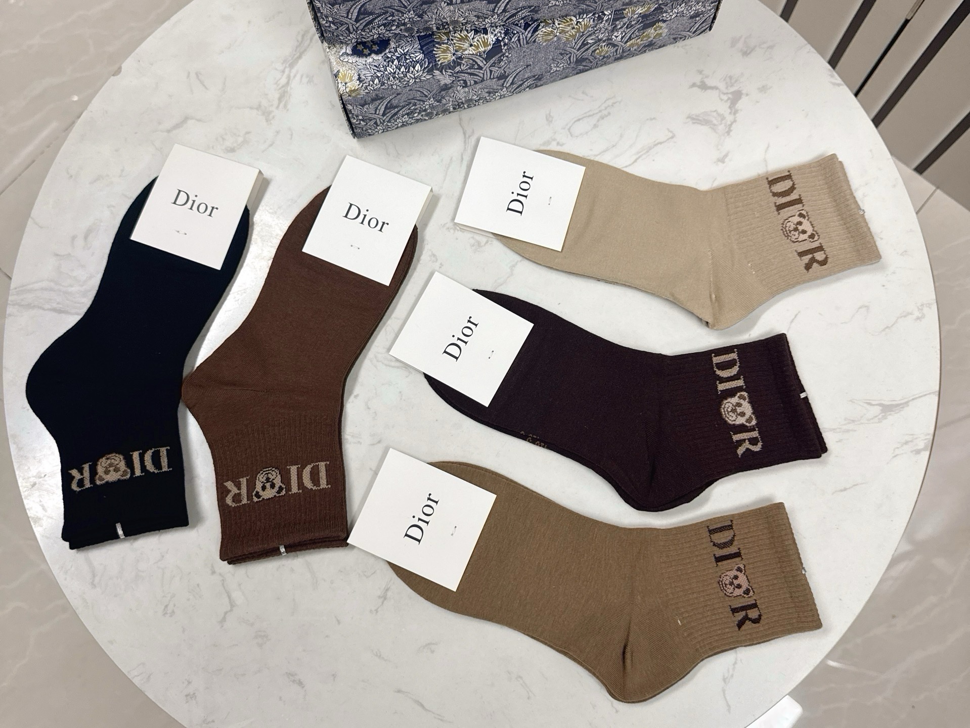 🆕Dior · 迪奥❗️D家新品中筒袜子❗️【一盒五双】纯棉材质，上脚柔软舒适，经典的D家字母logo，炒鸡nice❗️