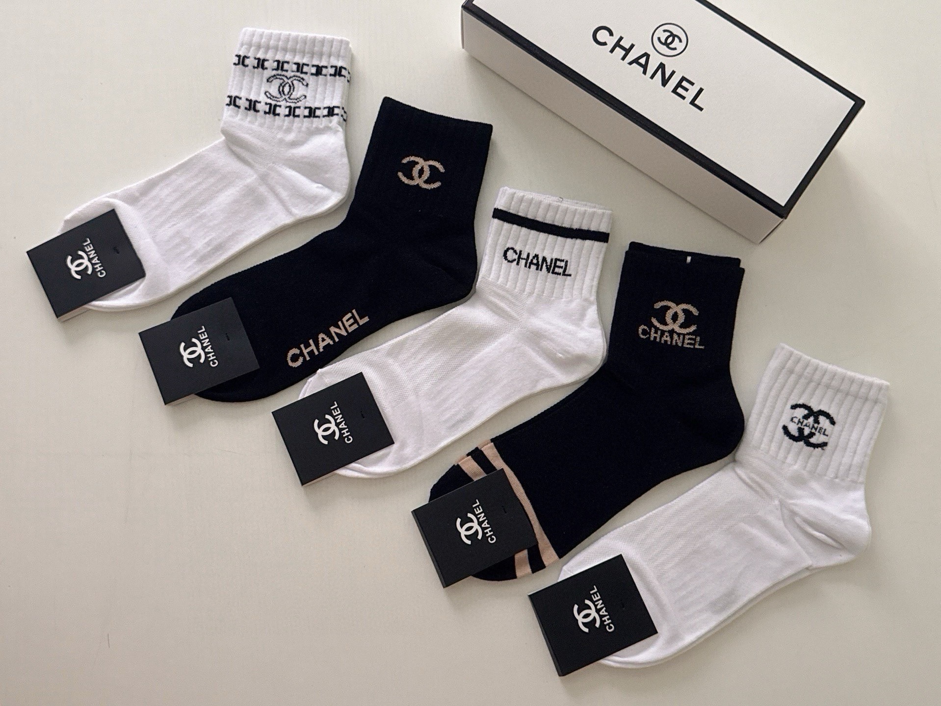 🆕CHANEL · 香奈儿❗️香奶奶家新品女款袜子❗️【一盒五双】纯棉材质，柔软舒适透气，提花经典品牌全称logo，炒鸡
