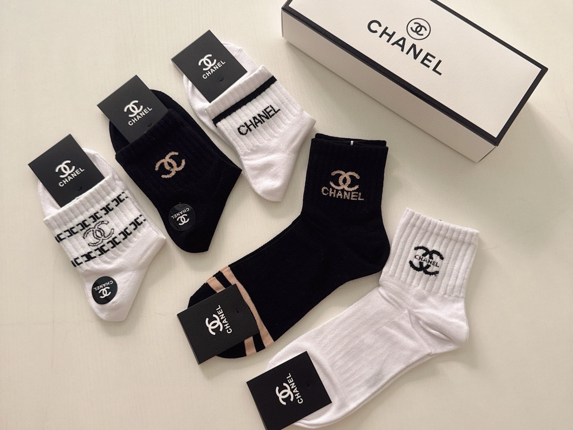 🆕CHANEL · 香奈儿❗️香奶奶家新品女款袜子❗️【一盒五双】纯棉材质，柔软舒适透气，提花经典品牌全称logo，炒鸡