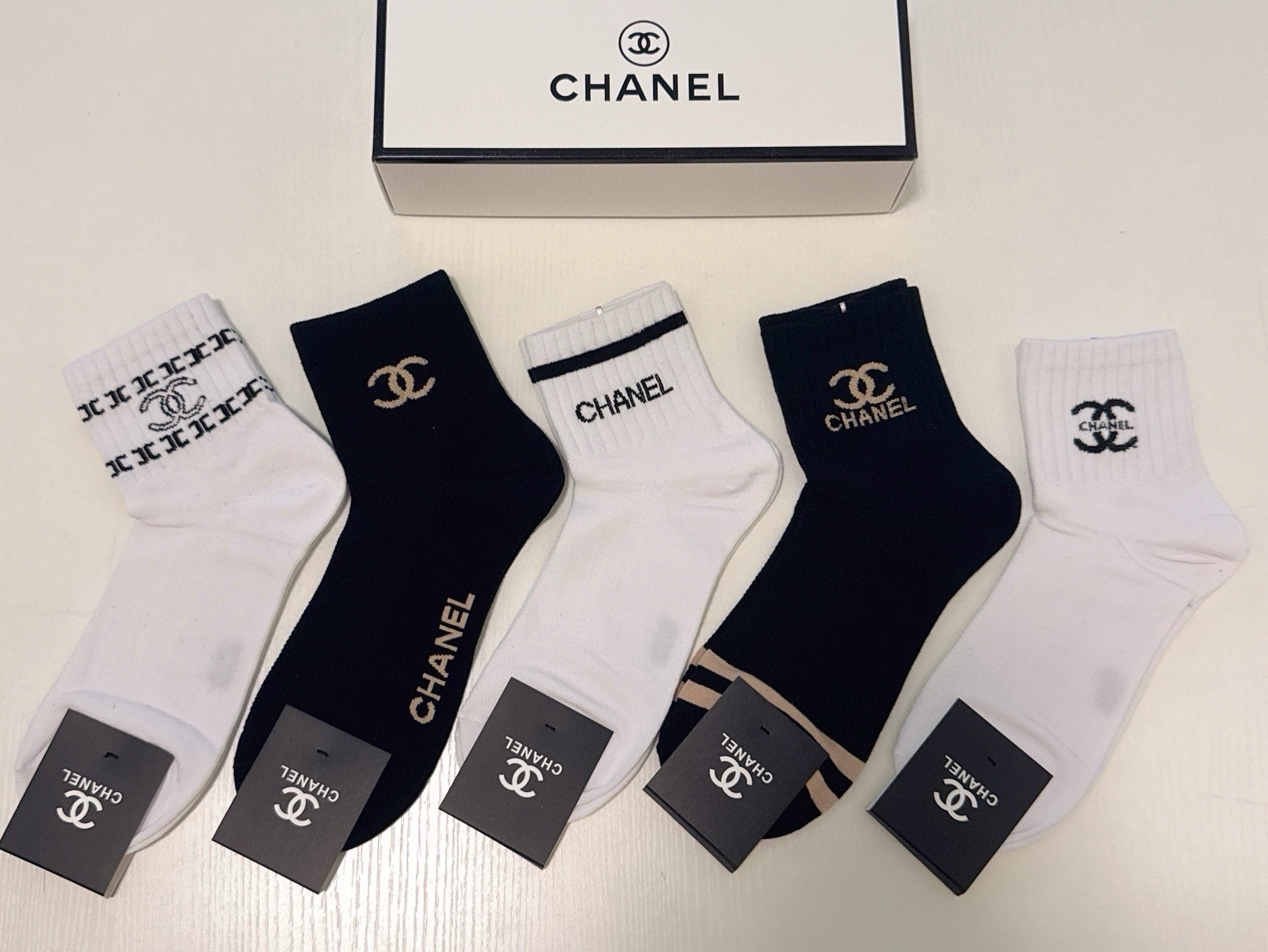 NO:941074,CHANEL · Chanel's new women's socks [five pairs in a box] made of pure cotton, soft, comfortable and breathable, jacquard classic brand full name logo, fried chicken nice, big name outings, fashionable people must-have super matching socks, stockings, socks, chanel, chanel, socks19860909 CHANEL · 香奈儿香奶奶家新品女款袜子【一盒五双】纯棉材质,柔软舒适透气,提花经典品牌全称logo,炒鸡nice,大牌出街,潮人必备超好搭袜子,丝袜,袜子,chanel,chanel,socks,accessory