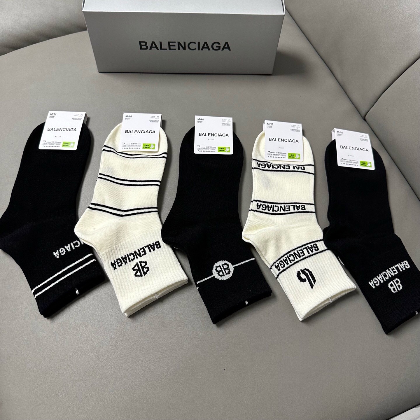 NO:941078,BALENCIAGA · Balenciaga BL new women's mid-calf socks [five pairs in a box] made of pure cotton material, soft and comfortable on the feet, big-name streetwear, fashionable people's must-have socks, stockings, socks, balenciaga, balenciaga, socks19860909 BALENCIAGA · 巴黎世家BL新品女款中筒袜子【一盒五双】纯棉材质织造,上脚柔软舒适,大牌出街,潮人必备超好搭袜子,丝袜,袜子,balenciaga,balenciaga,socks,accessory