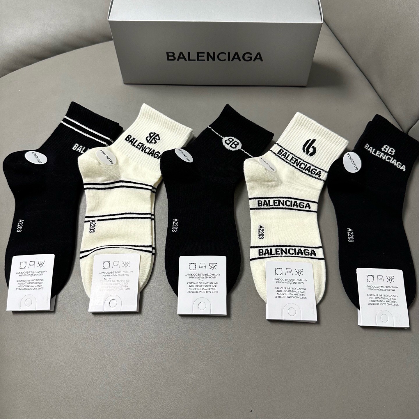 🆕BALENCIAGA · 巴黎世家❗️BL新品女款中筒袜子❗️【一盒五双】纯棉材质织造，上脚柔软舒适，大牌出街，潮人必
