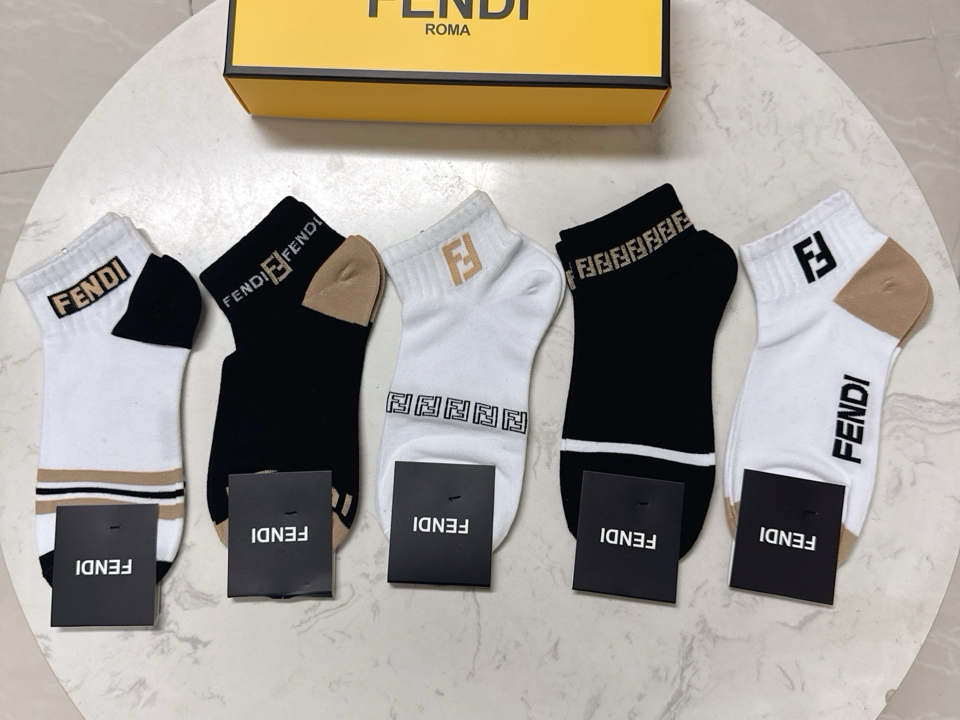 NO:941081,FENDI · Fendi Big F new socks [five pairs in a box] jacquard classic double F logo, made of pure cotton material, breathable and comfortable, super nice and super popular small item, big name outing, fashionable people must have super easy to match socks, stockings, socks, fendi, fendi, socks19860909 FENDI · 芬迪大F新品袜子【一盒五双】提花经典的双F标志,纯棉材质制造,透气舒适,超级nice超火爆小单品,大牌出街,潮人必备超好搭袜子,丝袜,袜子,fendi,fendi,socks,accessory