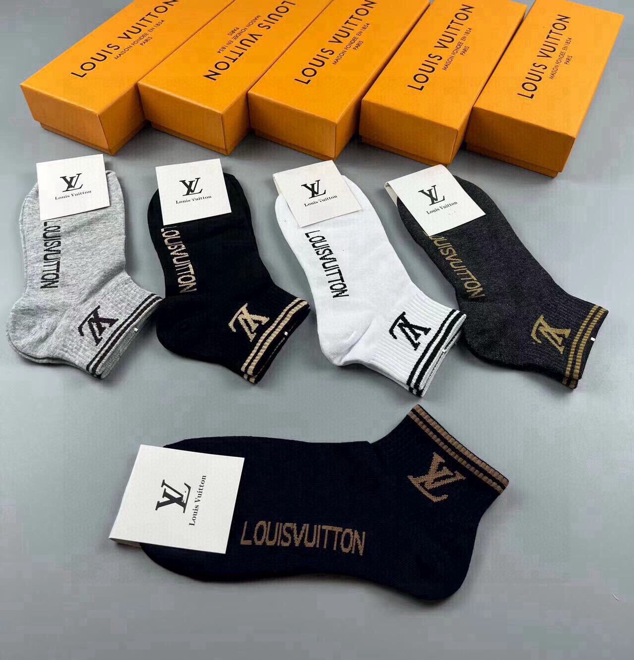 🆕LOUIS VUITTON · 路易威登❗️大驴家新品女款男款袜子❗️【一盒五双】纯棉材质，柔软舒适，提花经典图案标志