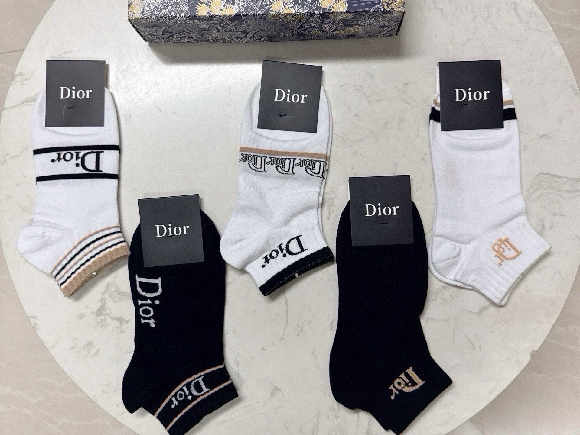 🆕Dior · 迪奥❗️D家新品船袜❗️【一盒五双】提花品牌logo，简单大气，实物超漂亮，经超火爆小单品，大牌出街，潮
