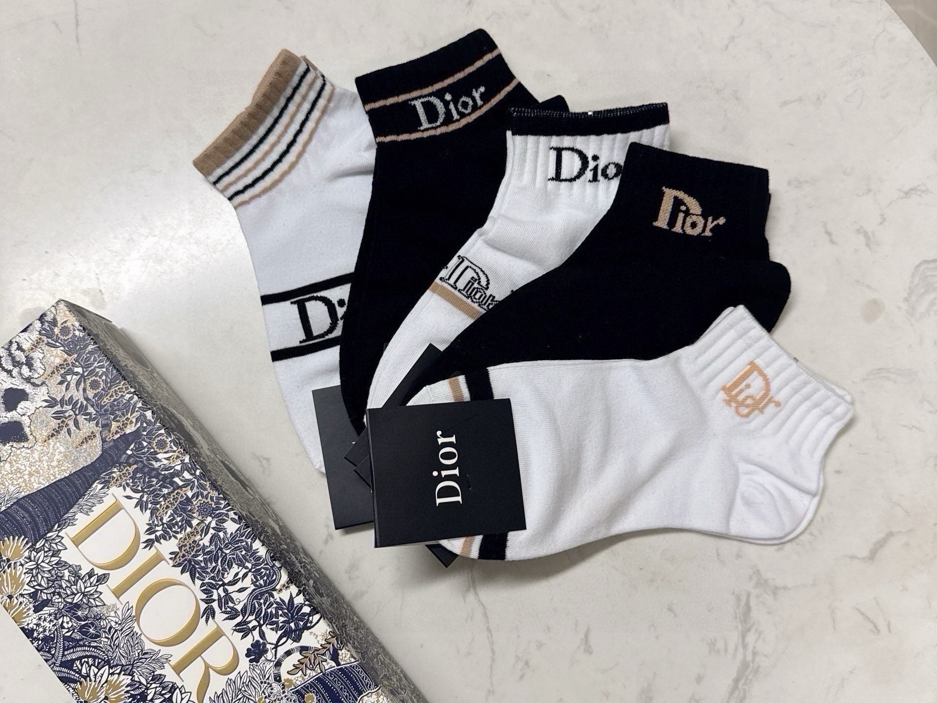 🆕Dior · 迪奥❗️D家新品船袜❗️【一盒五双】提花品牌logo，简单大气，实物超漂亮，经超火爆小单品，大牌出街，潮