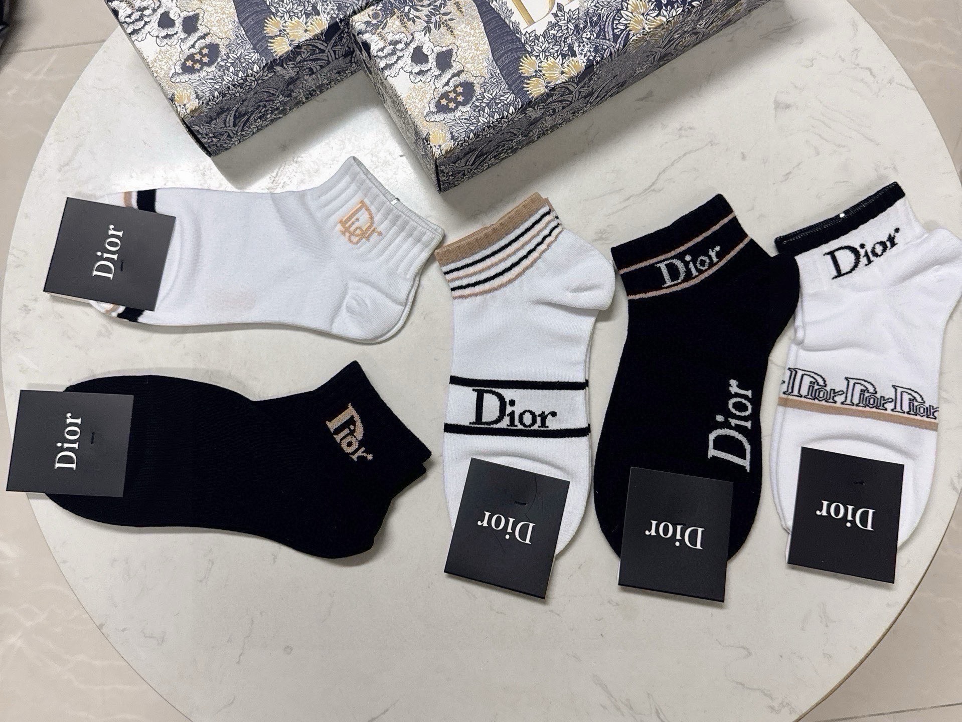 NO:941093,Dior · Dior D’s new boat socks [five pairs in a box] jacquard brand logo, simple and elegant, super beautiful in kind, super popular small item, big name outing, fashionable people must-have super easy-to-match socks, stockings, socks, dior, dior, dior, socks19860909 Dior · 迪奥D家新品船袜【一盒五双】提花品牌logo,简单大气,实物超漂亮,经超火爆小单品,大牌出街,潮人必备超好搭袜子,丝袜,袜子,dior,dior,dior,socks,accessory