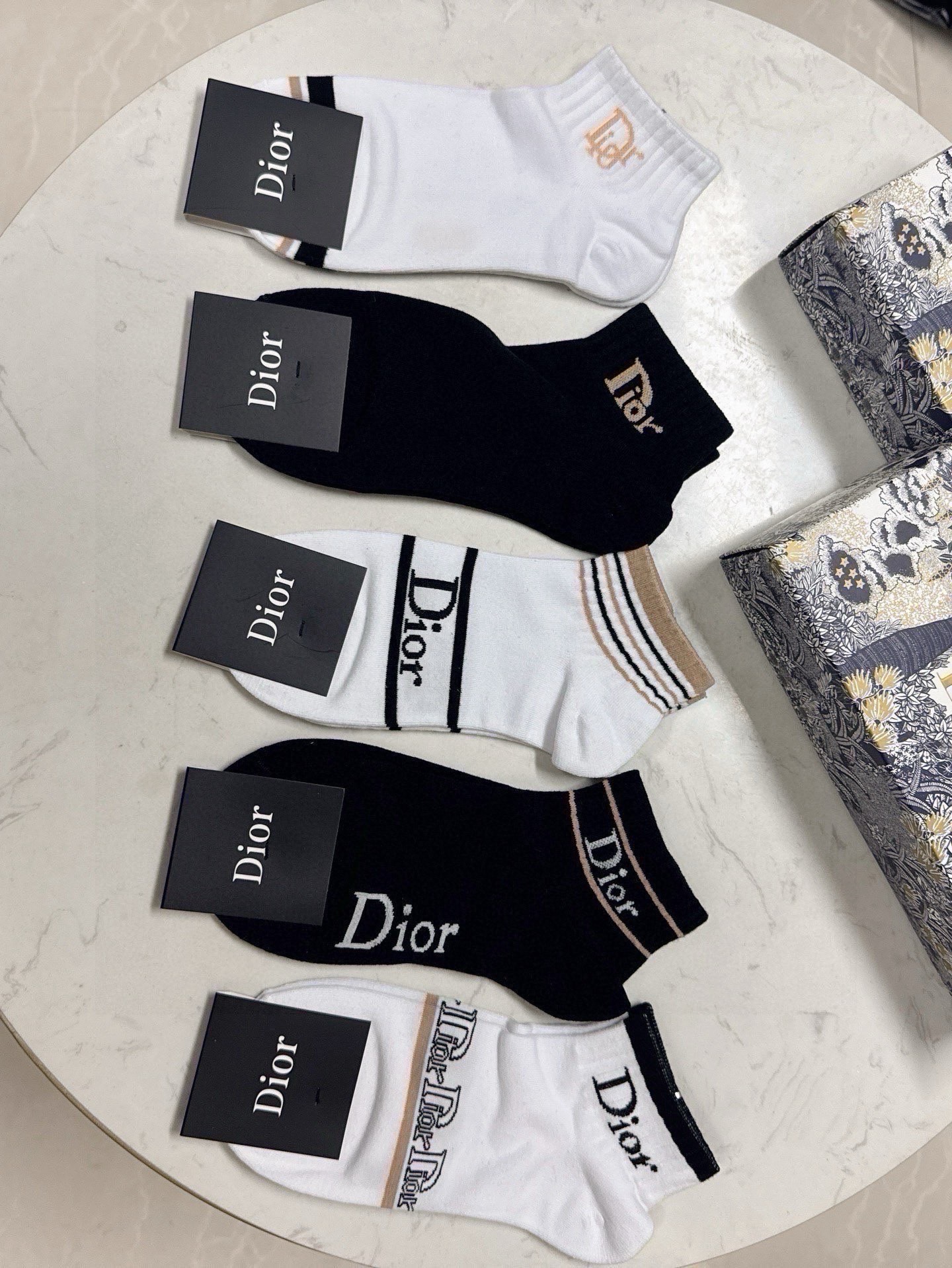 🆕Dior · 迪奥❗️D家新品船袜❗️【一盒五双】提花品牌logo，简单大气，实物超漂亮，经超火爆小单品，大牌出街，潮
