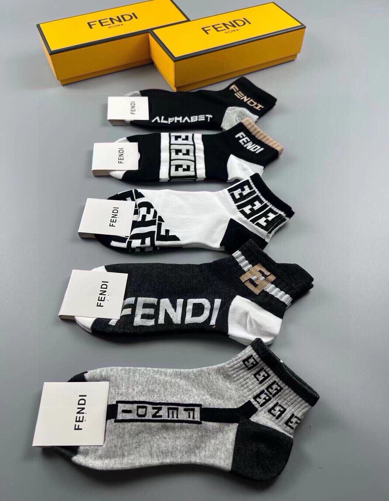 🆕FENDI · 芬迪❗️大F新品男款袜子❗️【一盒五双】提花经典的双F标志，纯棉材质制造，透气舒适，超级nice❗️超