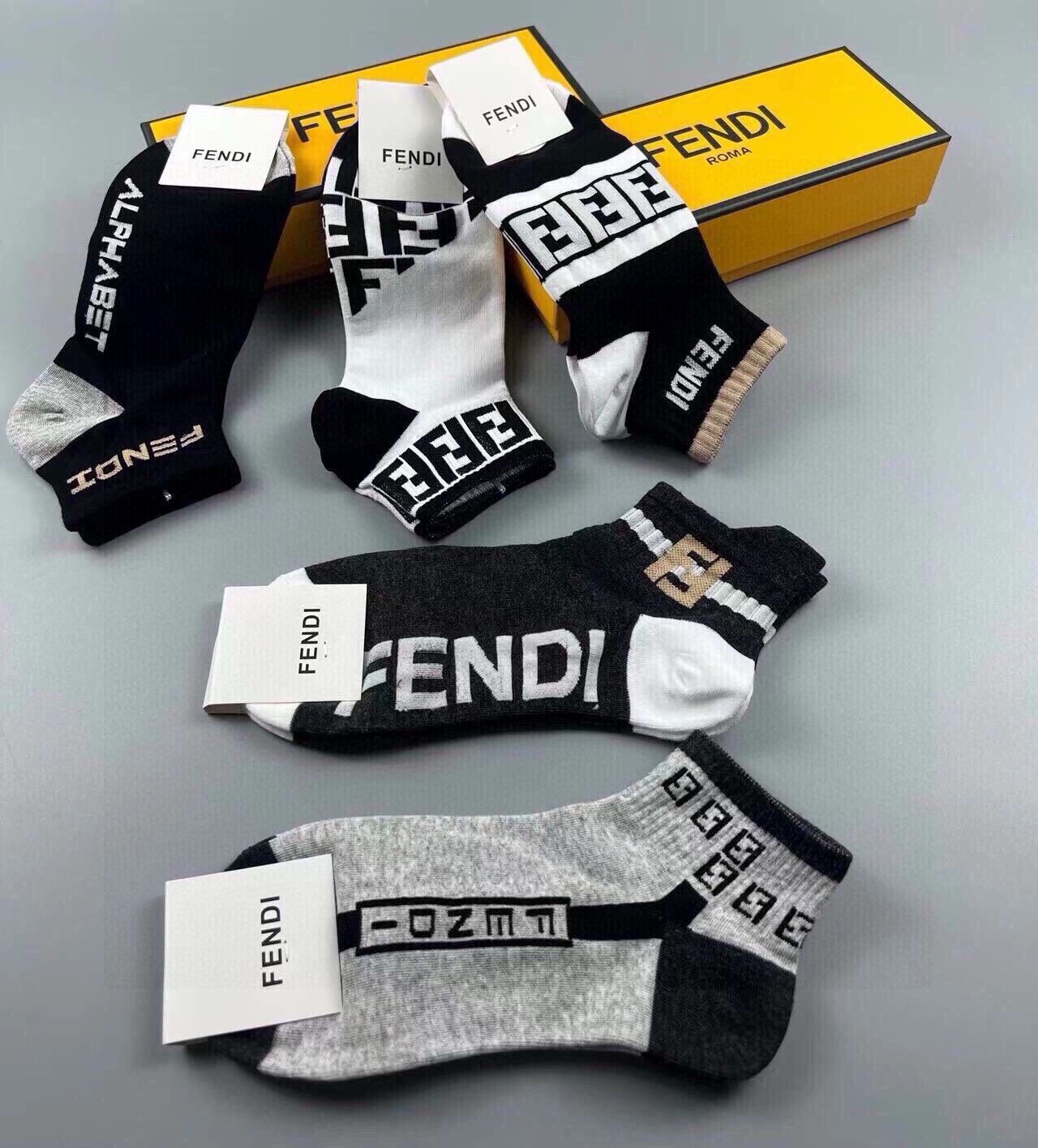 🆕FENDI · 芬迪❗️大F新品男款袜子❗️【一盒五双】提花经典的双F标志，纯棉材质制造，透气舒适，超级nice❗️超