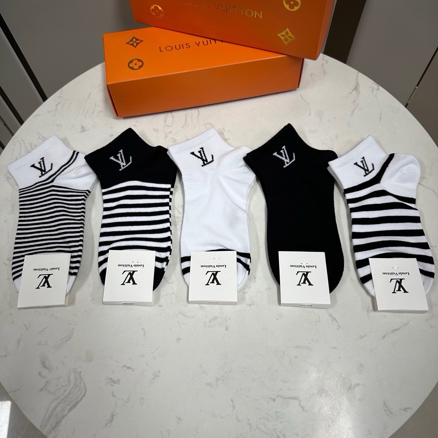 🆕 Louis Vuitton · 路易威登❗️驴家新品女款袜子❗️【一盒五双】纯棉材质，柔软舒适，提花经典LV标志，炒