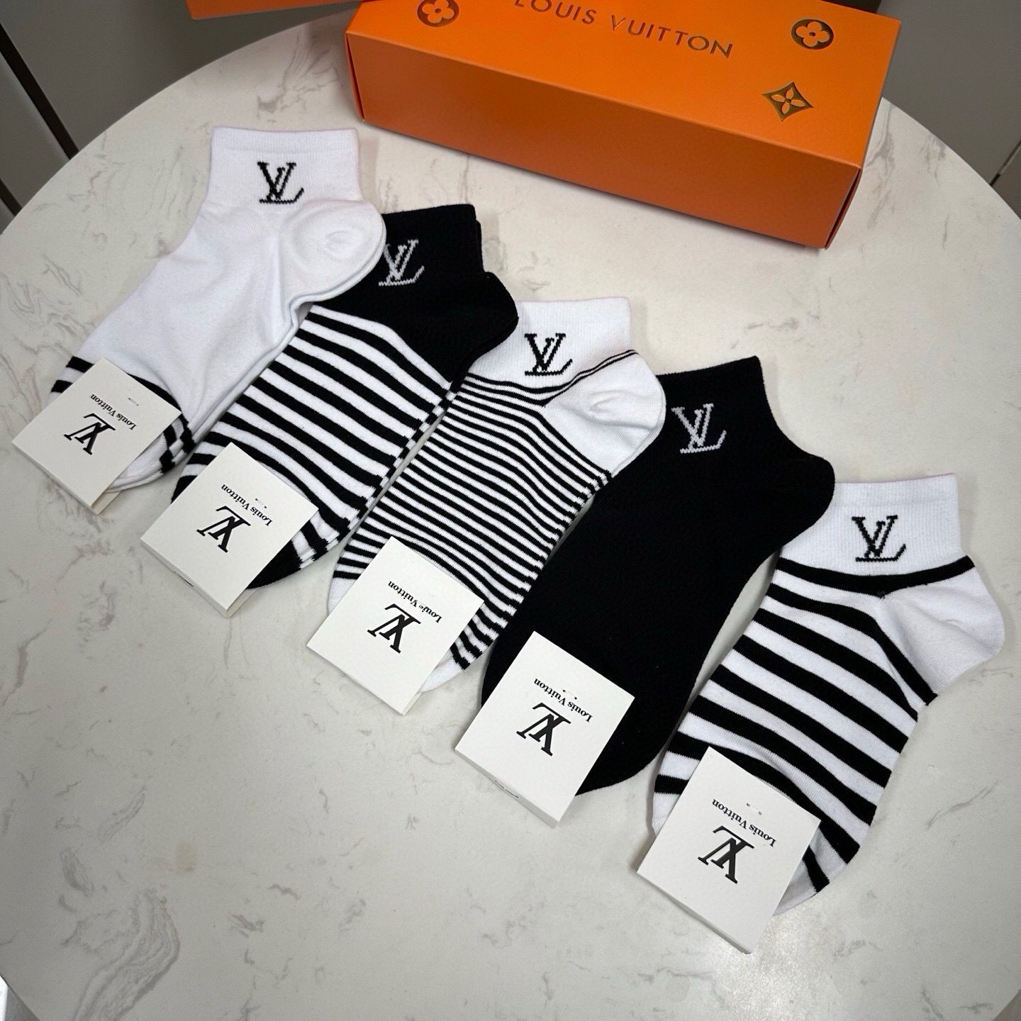 🆕 Louis Vuitton · 路易威登❗️驴家新品女款袜子❗️【一盒五双】纯棉材质，柔软舒适，提花经典LV标志，炒
