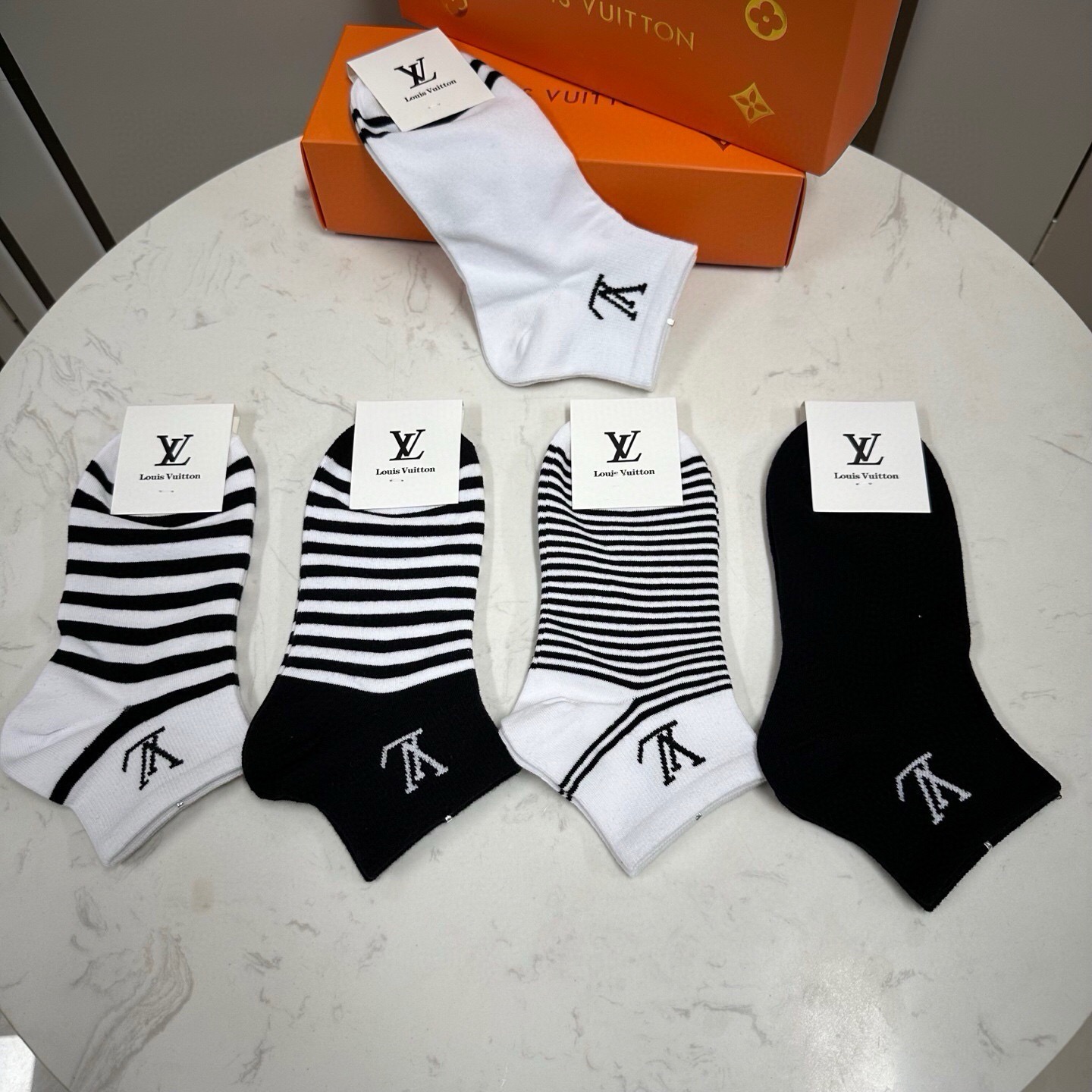 🆕 Louis Vuitton · 路易威登❗️驴家新品女款袜子❗️【一盒五双】纯棉材质，柔软舒适，提花经典LV标志，炒