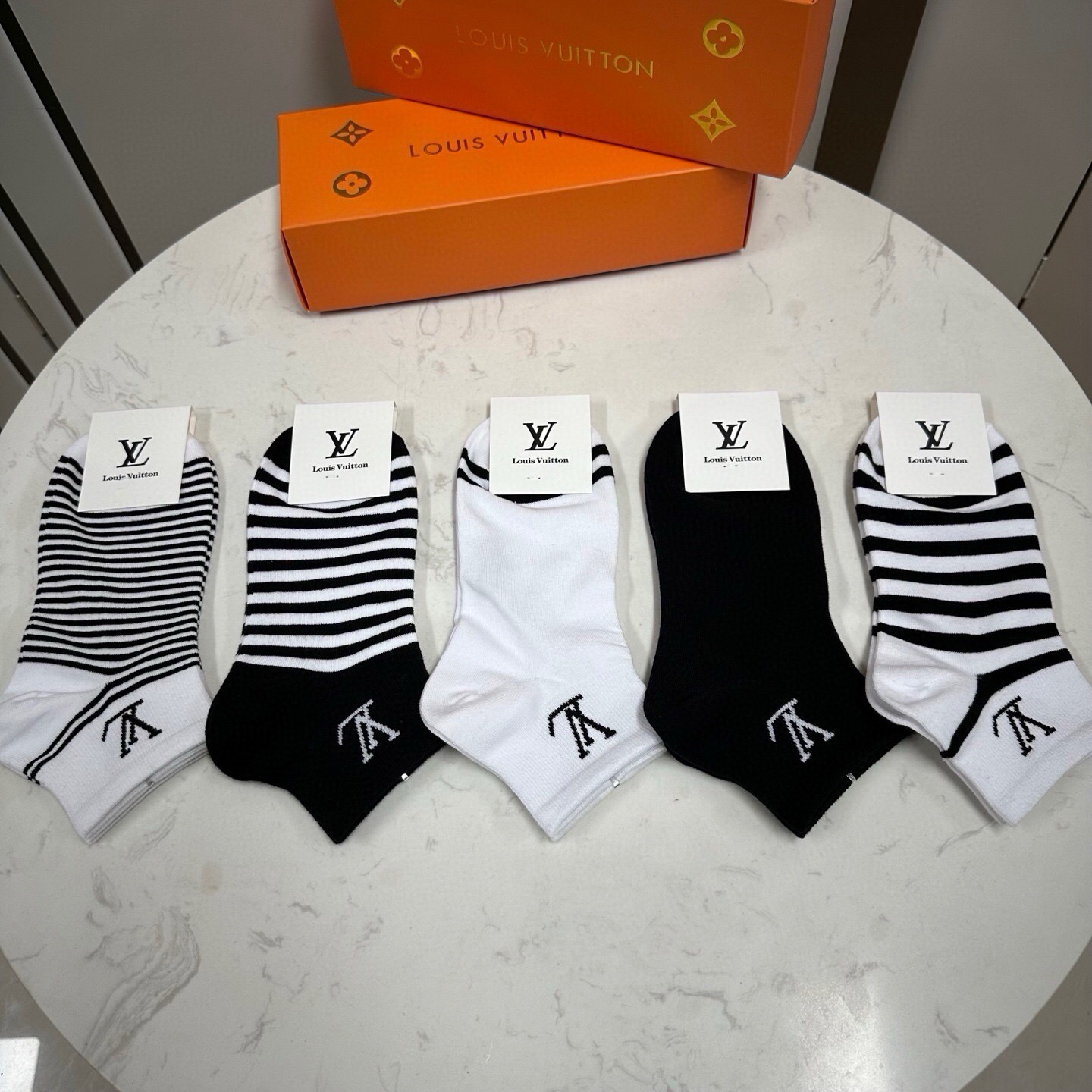 NO:941083,Louis Vuitton · Louis Vuitton's new women's socks [five pairs in a box] pure cotton material, soft and comfortable, jacquard classic LV logo, good-looking big-name streetwear, fashionable people must-have super easy-to-match socks, stockings, socks, louis vuitton, louis vuitton, louis vuitton, louis vuitton, louis vuitton, socks19860909 Louis Vuitton · 路易威登驴家新品女款袜子【一盒五双】纯棉材质,柔软舒适,提花经典LV标志,炒鸡好看大牌出街,潮人必备超好搭袜子,丝袜,袜子,louis vuitton,louis vuitton,louis vuitton,louis vuitton,louis vuitton,socks,accessory