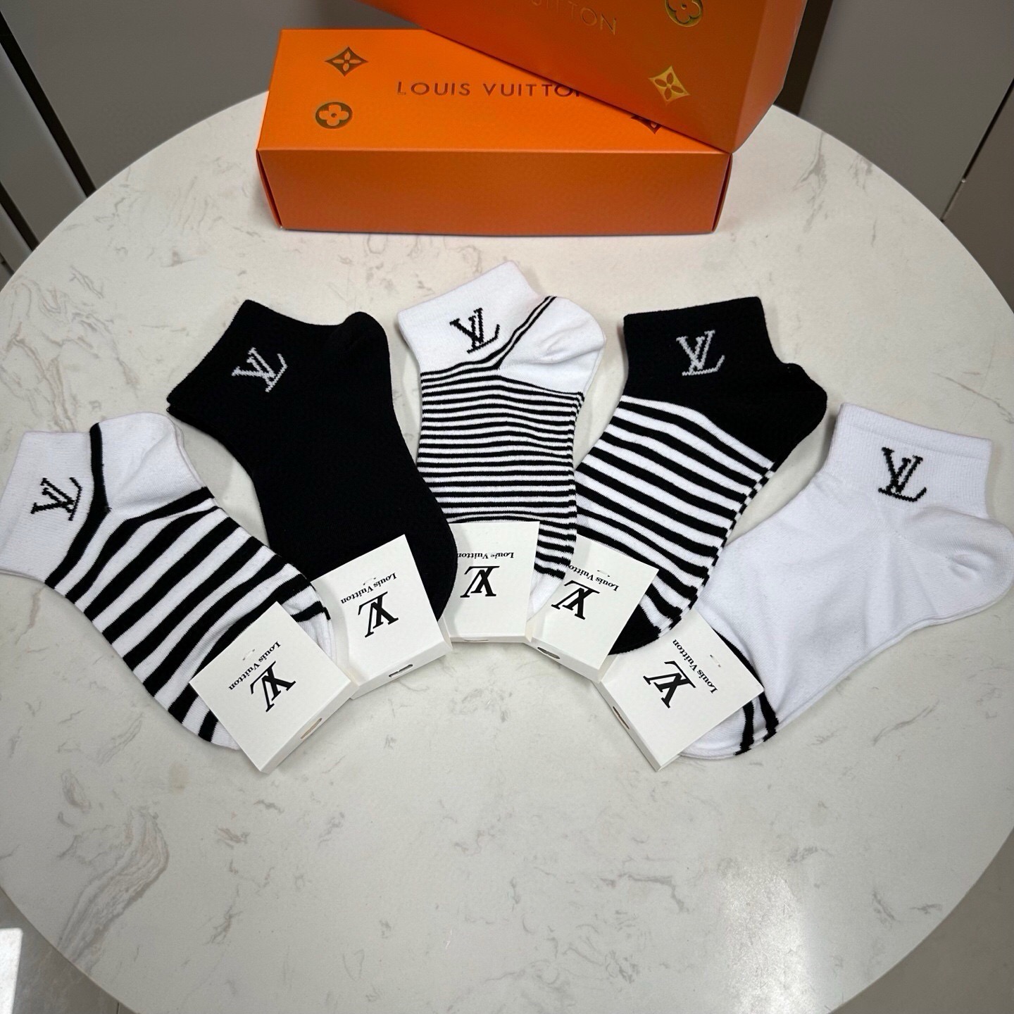 🆕 Louis Vuitton · 路易威登❗️驴家新品女款袜子❗️【一盒五双】纯棉材质，柔软舒适，提花经典LV标志，炒