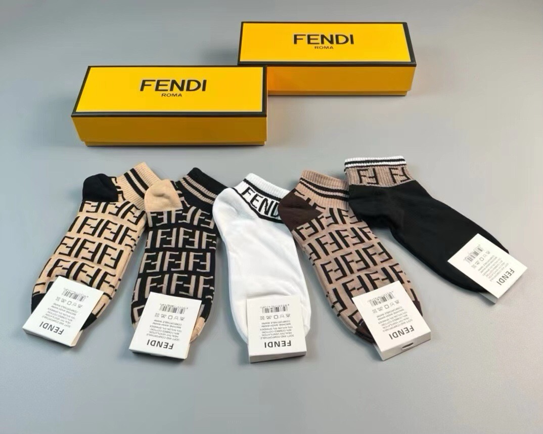 🆕FENDI · 芬迪❗️大F新品袜子❗️【一盒五双】提花经典的双F标志，纯棉材质制造，透气舒适，超级nice❗️超火爆