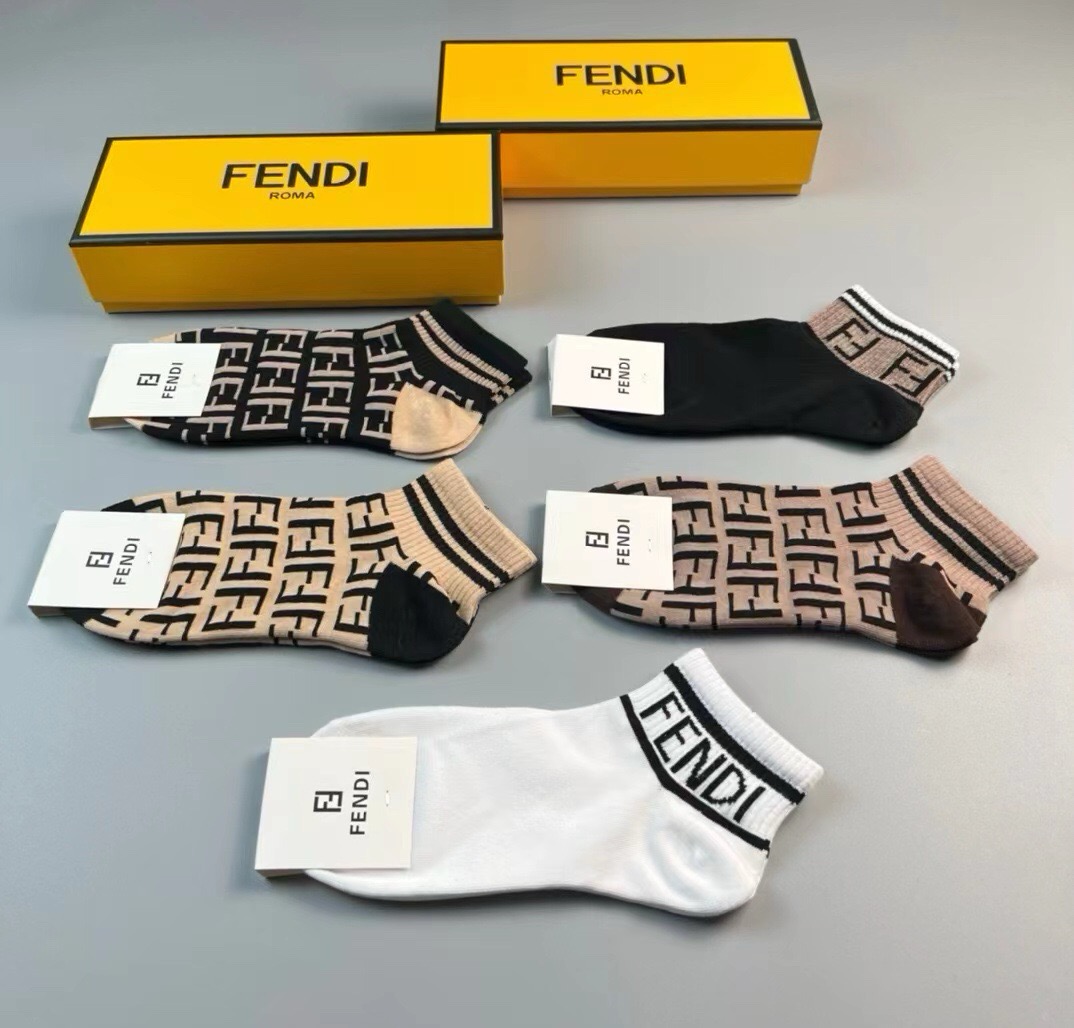 🆕FENDI · 芬迪❗️大F新品袜子❗️【一盒五双】提花经典的双F标志，纯棉材质制造，透气舒适，超级nice❗️超火爆