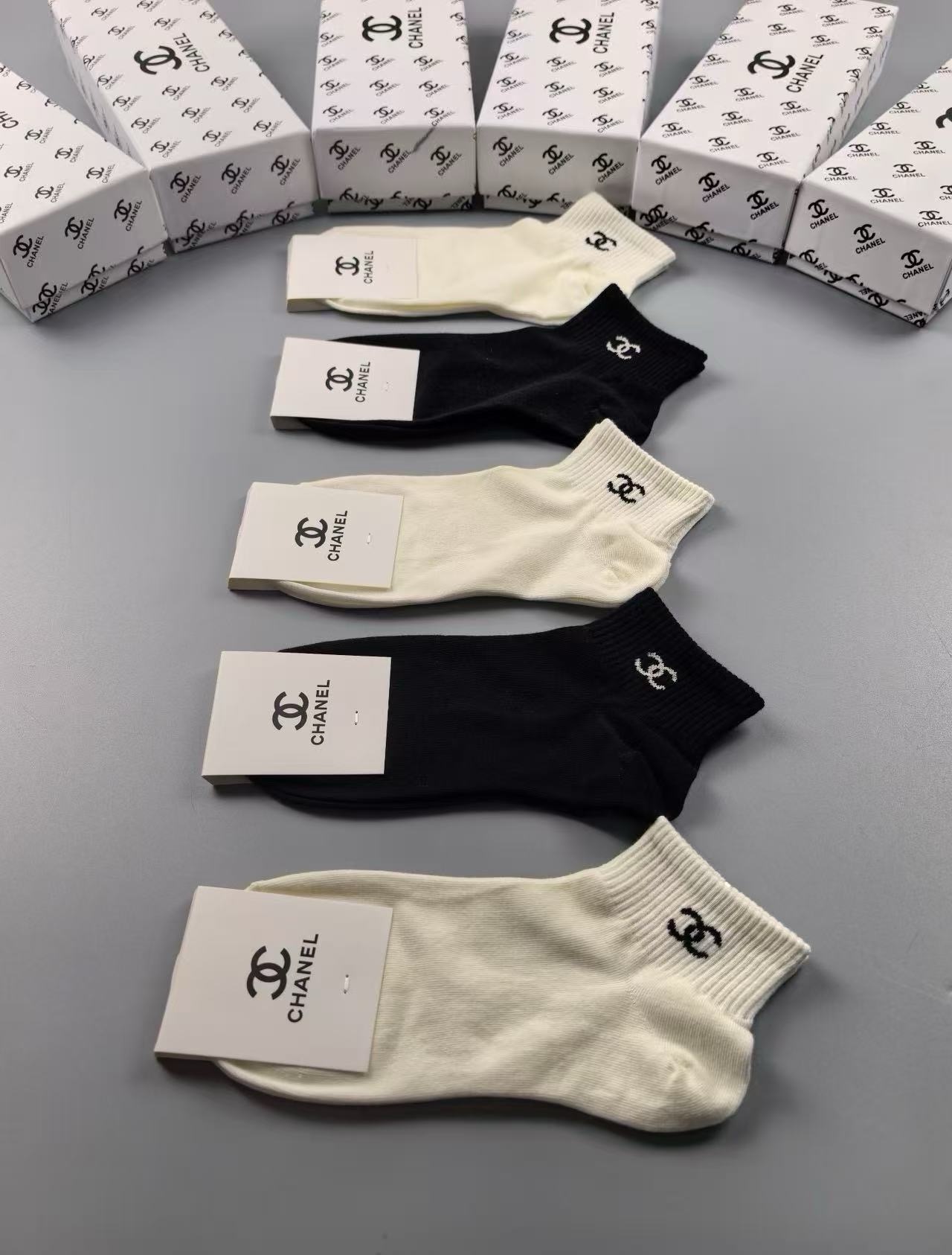 NO:941099,CHANEL · Chanel's new women's socks [five pairs in a box] pure cotton material, soft, comfortable and breathable, jacquard classic double C, fried chicken nice, big-name streetwear, fashionable people must-have super matching socks, stockings, socks, chanel, chanel, chanel, socks19860909 CHANEL · 香奈儿香家新品女款袜子【一盒五双】纯棉材质,柔软舒适透气,提花经典双C,炒鸡nice,大牌出街,潮人必备超好搭袜子,丝袜,袜子,chanel,chanel,chanel,socks,accessory