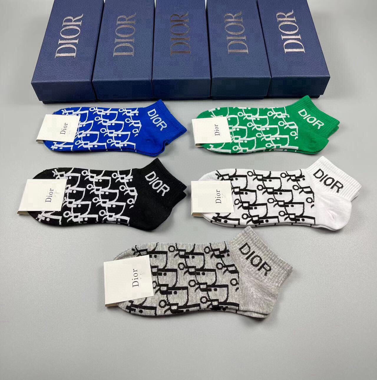 🆕Dior · 迪奥❗️D家新品短款袜子❗️【一盒五双】纯棉材质，上脚柔软舒适，经典的D家字母logo，炒鸡nice❗️