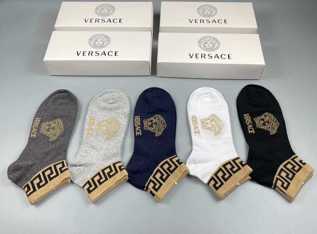 NO:941115,Versace · Versace's new men's socks [five pairs in a box] are made of pure cotton material, super soft and comfortable, with jacquard classic beauty's initials, which fully demonstrate the low-key luxury style of the brand's men. It is a super popular ins small item, a big name goes out on the street, a must-have for fashionable people, super easy-to-match socks, stockings, socks, versace, versace, socks19860909 Versace · 范思哲新品男款袜子【一盒五双】纯棉材质织造,超柔软舒适,提花经典美人头字母,完全彰显该品牌男士的低调奢华风格,ins超火爆小单品,大牌出街,潮人必备超好搭袜子,丝袜,袜子,versace,versace,socks,accessory