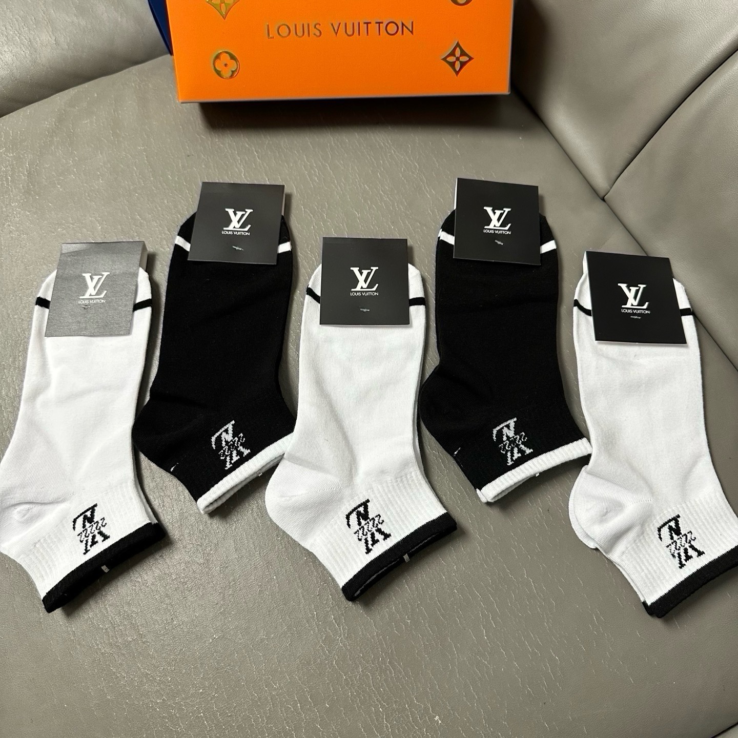 🆕Louis Vuitton · 路易威登❗️驴家新品男款袜子❗️【一盒五双】提花驴家经典logo，纯棉材质制造，透气舒