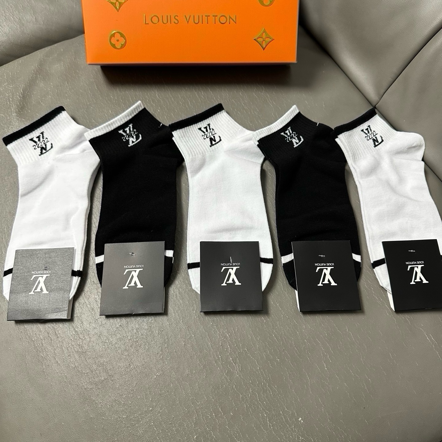 🆕Louis Vuitton · 路易威登❗️驴家新品男款袜子❗️【一盒五双】提花驴家经典logo，纯棉材质制造，透气舒
