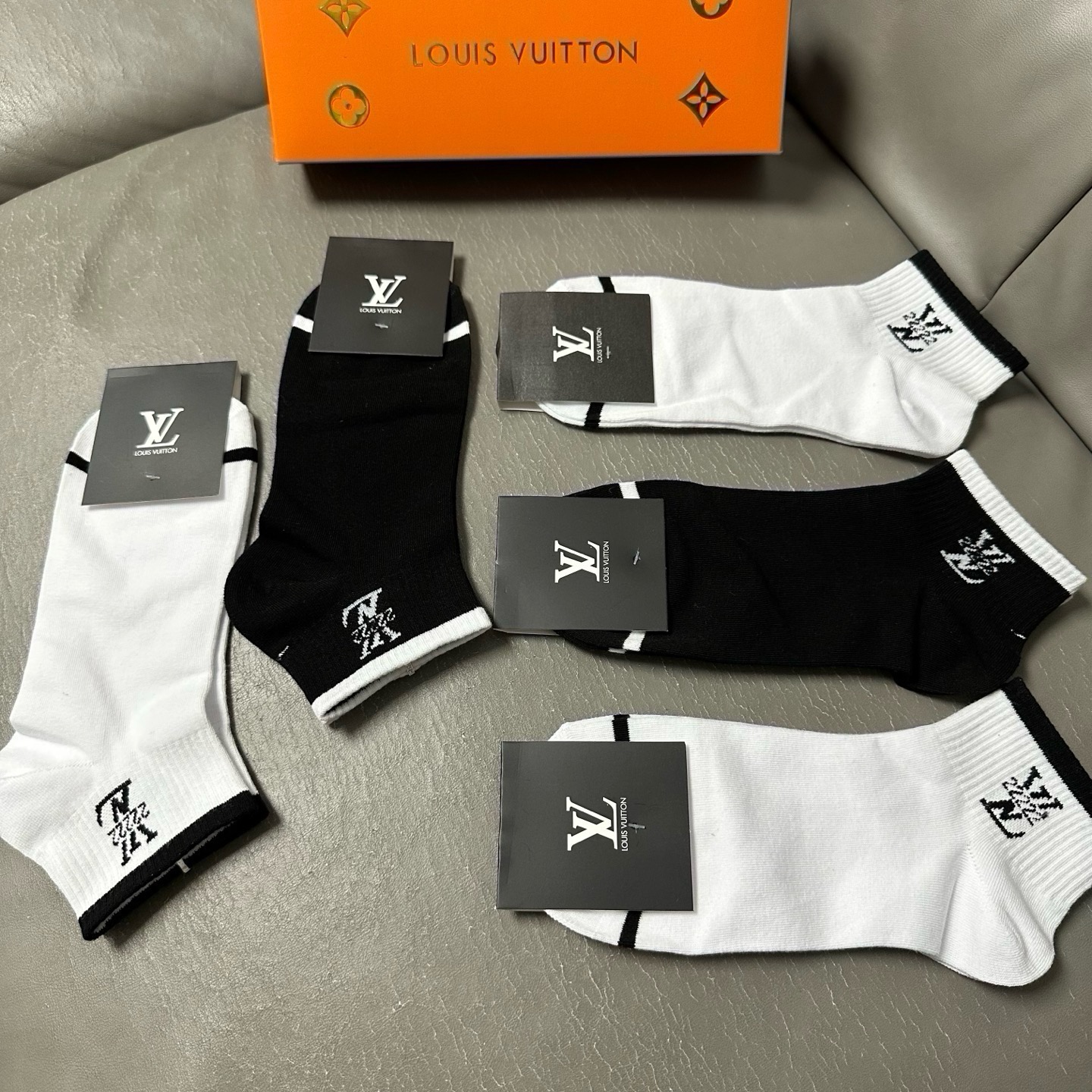 🆕Louis Vuitton · 路易威登❗️驴家新品男款袜子❗️【一盒五双】提花驴家经典logo，纯棉材质制造，透气舒