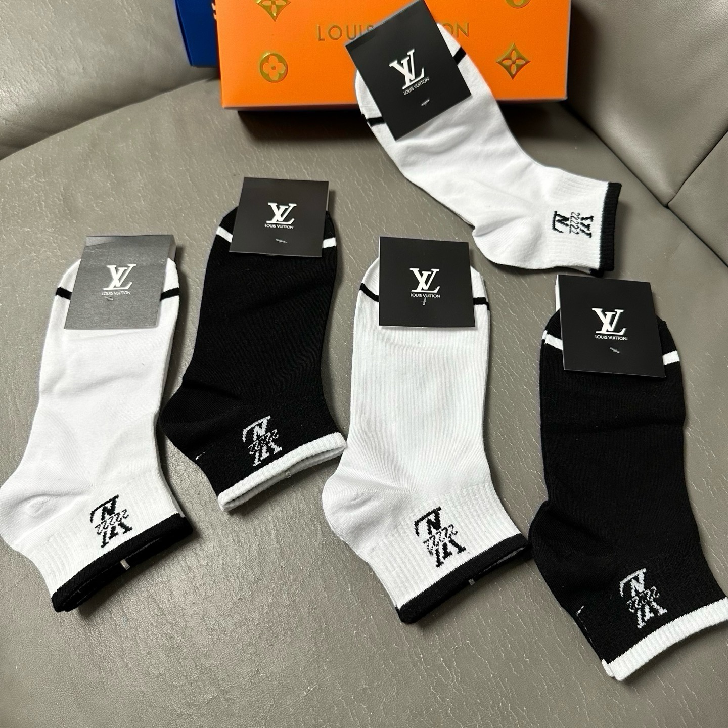 🆕Louis Vuitton · 路易威登❗️驴家新品男款袜子❗️【一盒五双】提花驴家经典logo，纯棉材质制造，透气舒