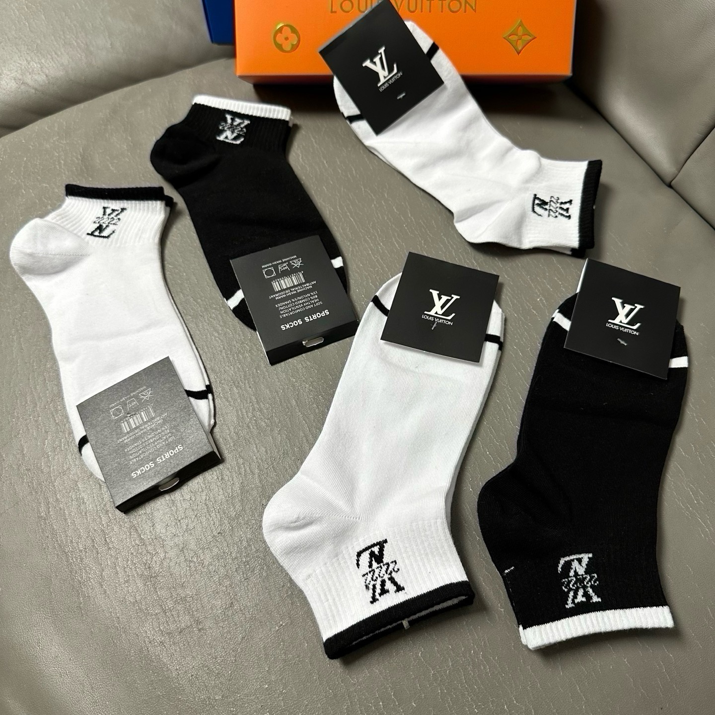 🆕Louis Vuitton · 路易威登❗️驴家新品男款袜子❗️【一盒五双】提花驴家经典logo，纯棉材质制造，透气舒