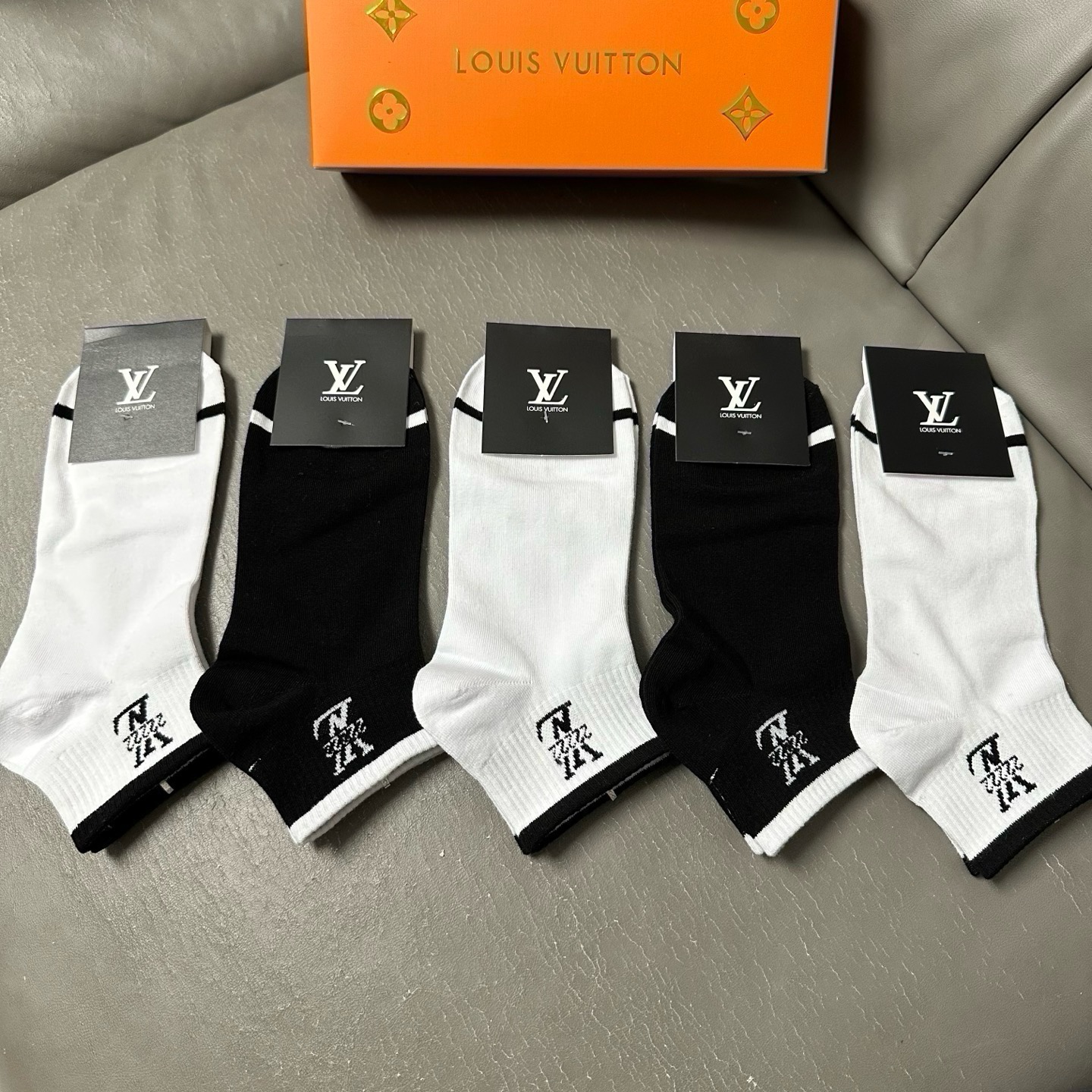NO:941120,Louis Vuitton · Louis Vuitton's new men's socks [five pairs in a box] jacquard Lvjia's classic logo, made of pure cotton material, breathable and comfortable, super nice and popular small items, big names on the street, fashionable people must have super easy-to-match socks, stockings, socks, louis vuitton, louis vuitton, louis vuitton, louis vuitton, socks19860909 Louis Vuitton · 路易威登驴家新品男款袜子【一盒五双】提花驴家经典logo,纯棉材质制造,透气舒适,超级nice超火爆小单品,大牌出街,潮人必备超好搭袜子,丝袜,袜子,louis vuitton,louis vuitton,louis vuitton,louis vuitton,socks,accessory