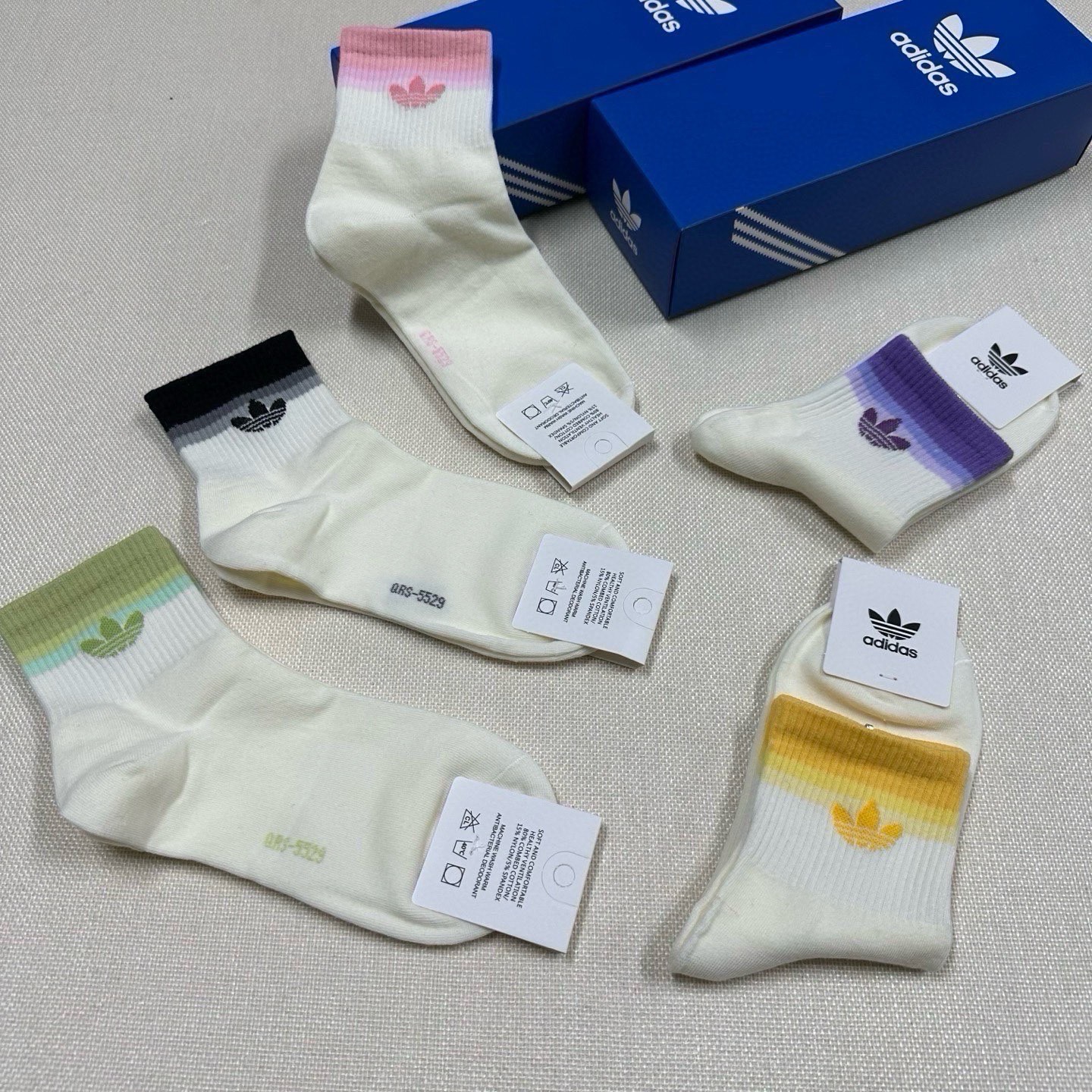🆕Adidas · 阿迪达斯❗️新品女款中筒袜，火爆全网的三叶草❗️☘️logo超级nice❗️❗️设计惊艳绝伦超级好看