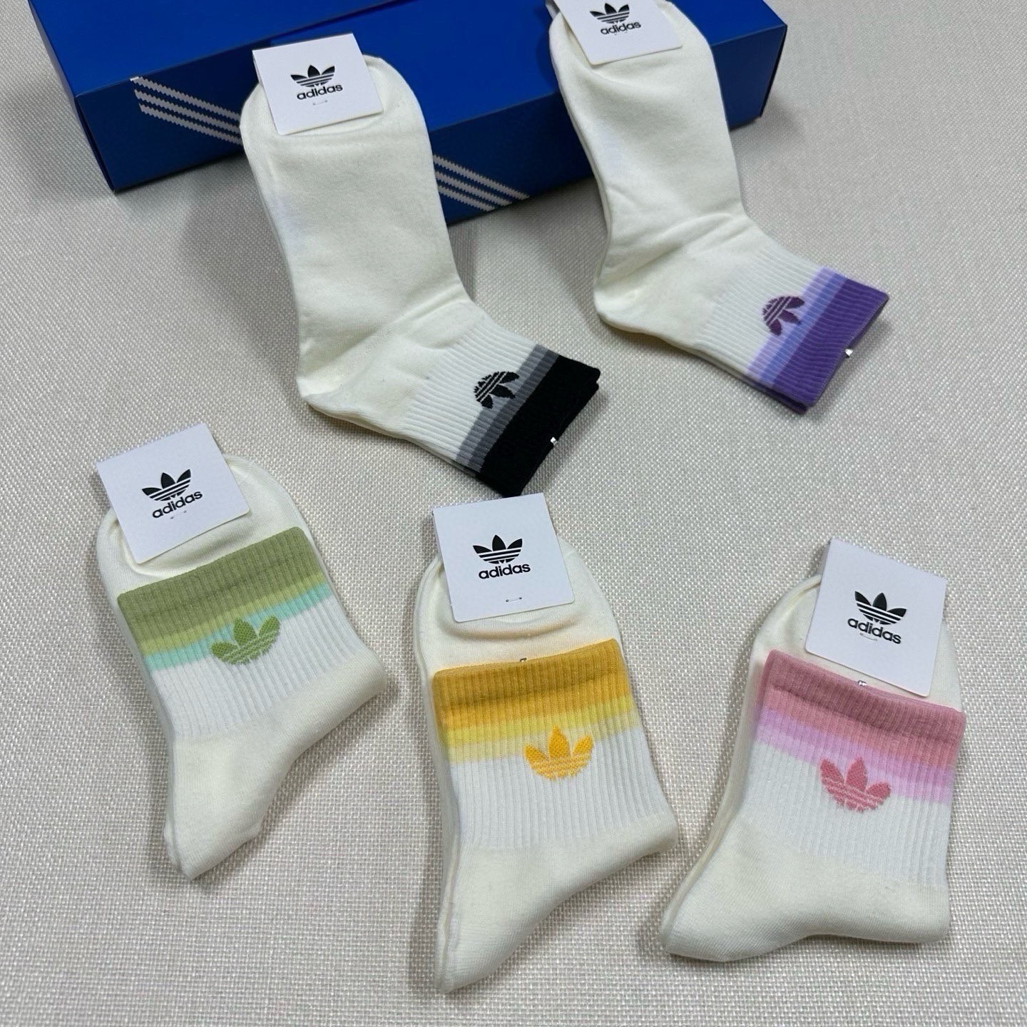 🆕Adidas · 阿迪达斯❗️新品女款中筒袜，火爆全网的三叶草❗️☘️logo超级nice❗️❗️设计惊艳绝伦超级好看
