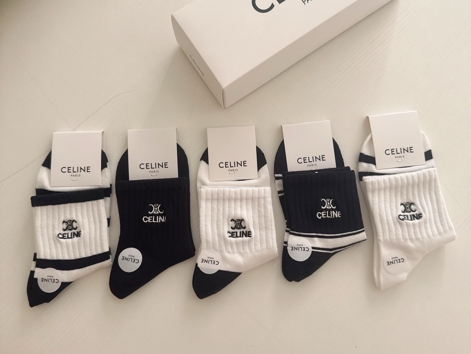 🆕CELINE · 赛琳❗️新品女款中筒袜，【一盒五双】刺绣经典标志，纯棉材质制造，透气舒适，超级nice❗️超火爆小单