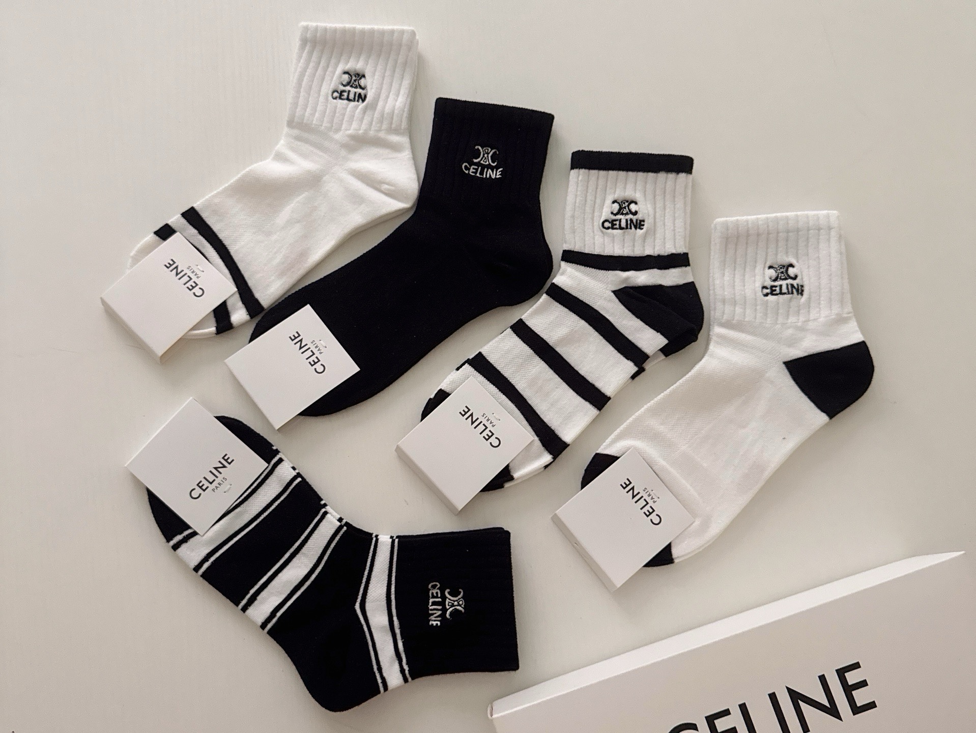 🆕CELINE · 赛琳❗️新品女款中筒袜，【一盒五双】刺绣经典标志，纯棉材质制造，透气舒适，超级nice❗️超火爆小单