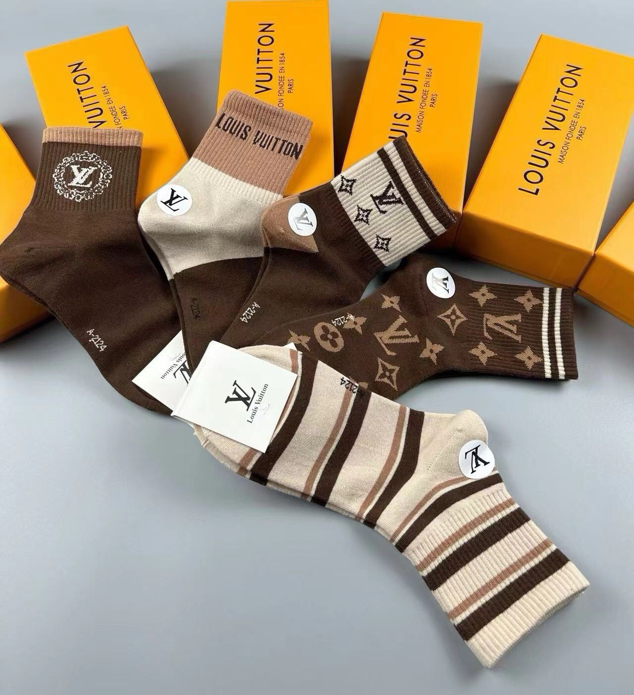 🆕Louis Vuitton · 路易威登❗️驴家新品女款中筒袜子❗️【一盒五双】纯棉材质，柔软舒适透气，提花经典标志，