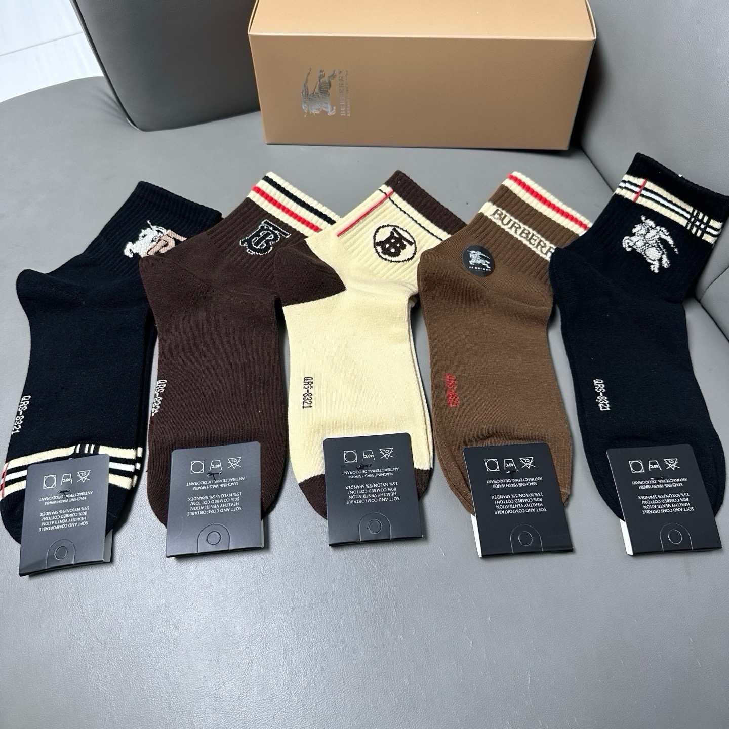 🆕Burberry · 巴宝莉❗️B家新品男款袜子❗️【一盒五双】纯棉材质织造，柔软舒适，提花经典品牌全称字母搭配永不落