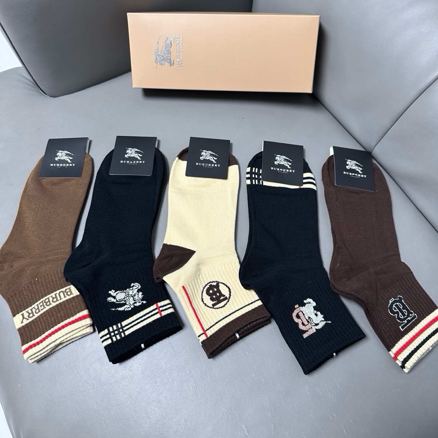 NO:941104,Burberry · Burberry B's new men's socks [five pairs in a box] are made of pure cotton material, soft and comfortable, and the jacquard classic brand's full name letters are matched with the never-ending classic bag, which fully demonstrates the brand's low-key luxury style for men. Ins is a super popular small item, a big name goes out, and a must-have for fashionable people. Super easy-to-match socks, stockings, socks, burberry, burberry, socks19860909 Burberry · 巴宝莉B家新品男款袜子【一盒五双】纯棉材质织造,柔软舒适,提花经典品牌全称字母搭配永不落幕的经典巴格,完全彰显该品牌男士的低调奢华风格ins超火爆小单品,大牌出街,潮人必备超好搭袜子,丝袜,袜子,burberry,burberry,socks,accessory