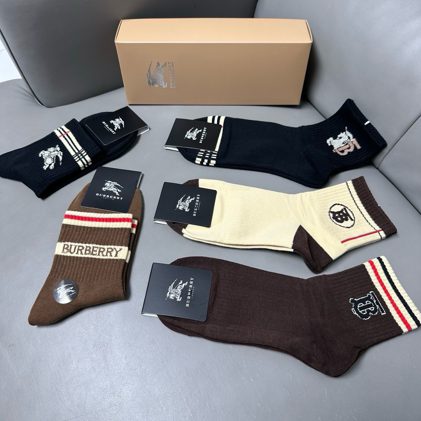 🆕Burberry · 巴宝莉❗️B家新品男款袜子❗️【一盒五双】纯棉材质织造，柔软舒适，提花经典品牌全称字母搭配永不落