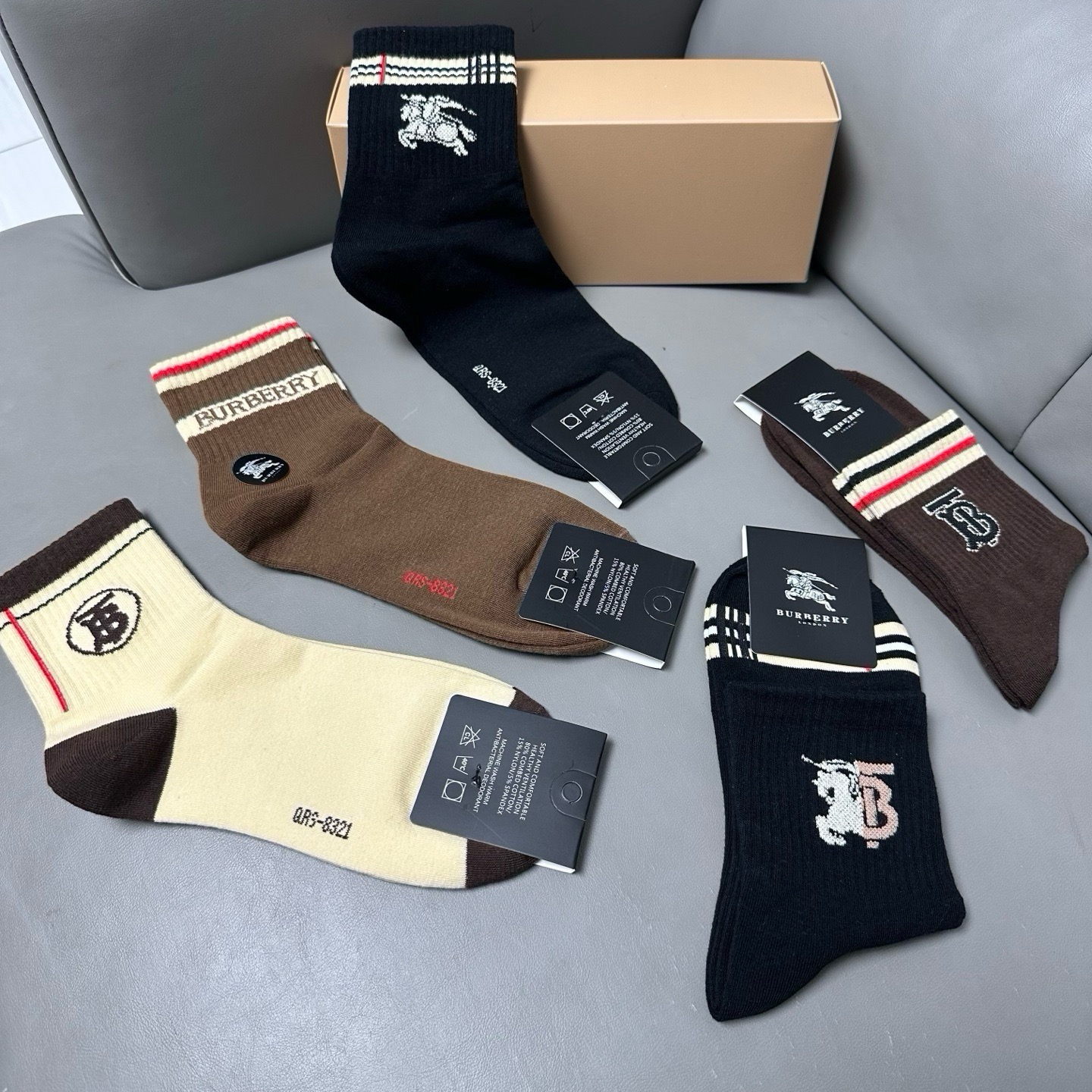 🆕Burberry · 巴宝莉❗️B家新品男款袜子❗️【一盒五双】纯棉材质织造，柔软舒适，提花经典品牌全称字母搭配永不落